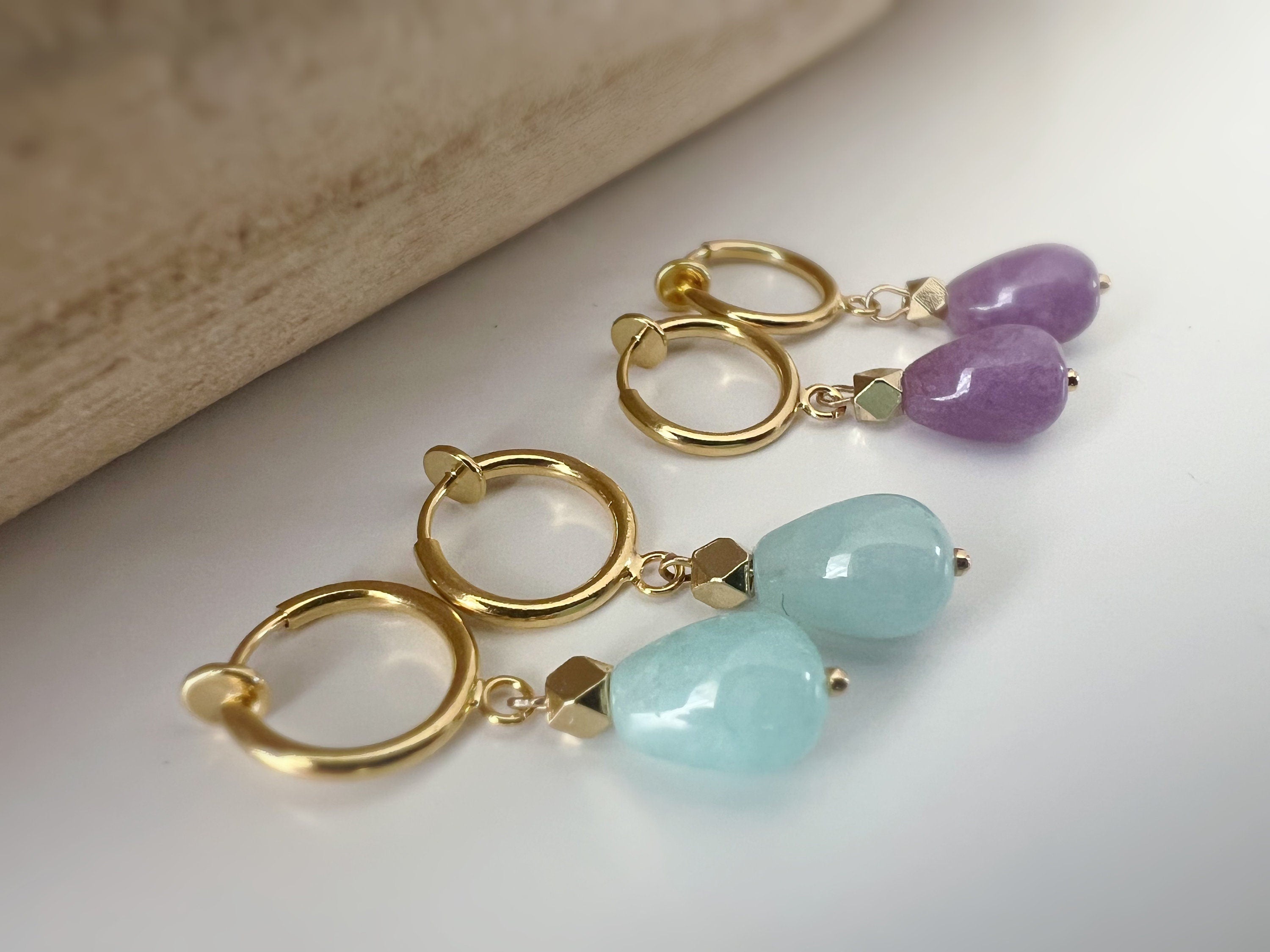 Clips d'oreille CLIPS pendants anneaux Créoles doré avec Perle goutte d'eau Bleu claire/ Violet calcédoine. Bijoux quotidien Anneaux 1.3cm