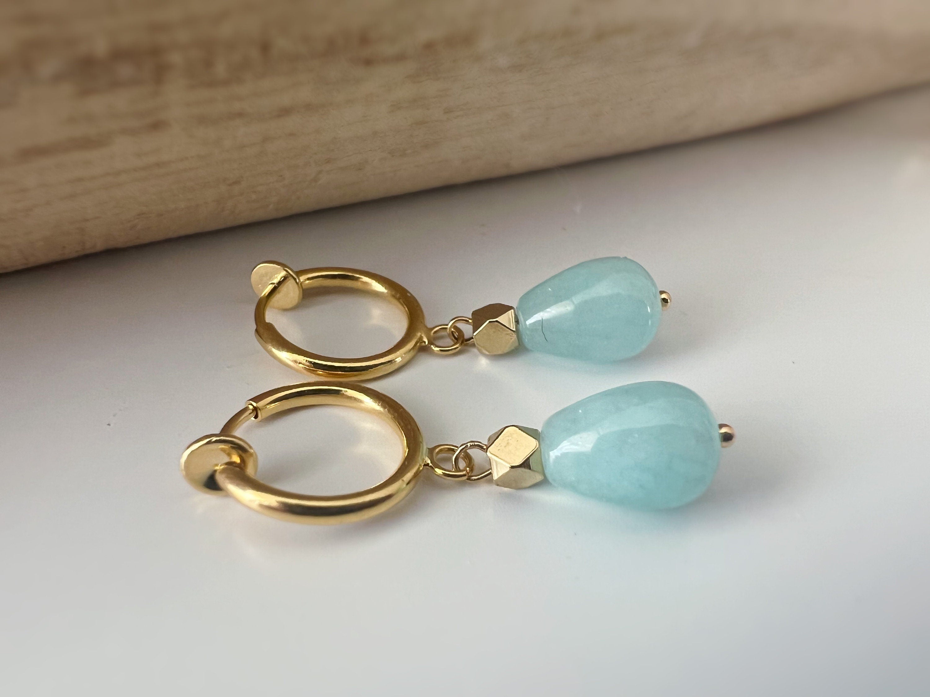 Clips d'oreille CLIPS pendants anneaux Créoles doré avec Perle goutte d'eau Bleu claire/ Violet calcédoine. Bijoux quotidien Anneaux 1.3cm