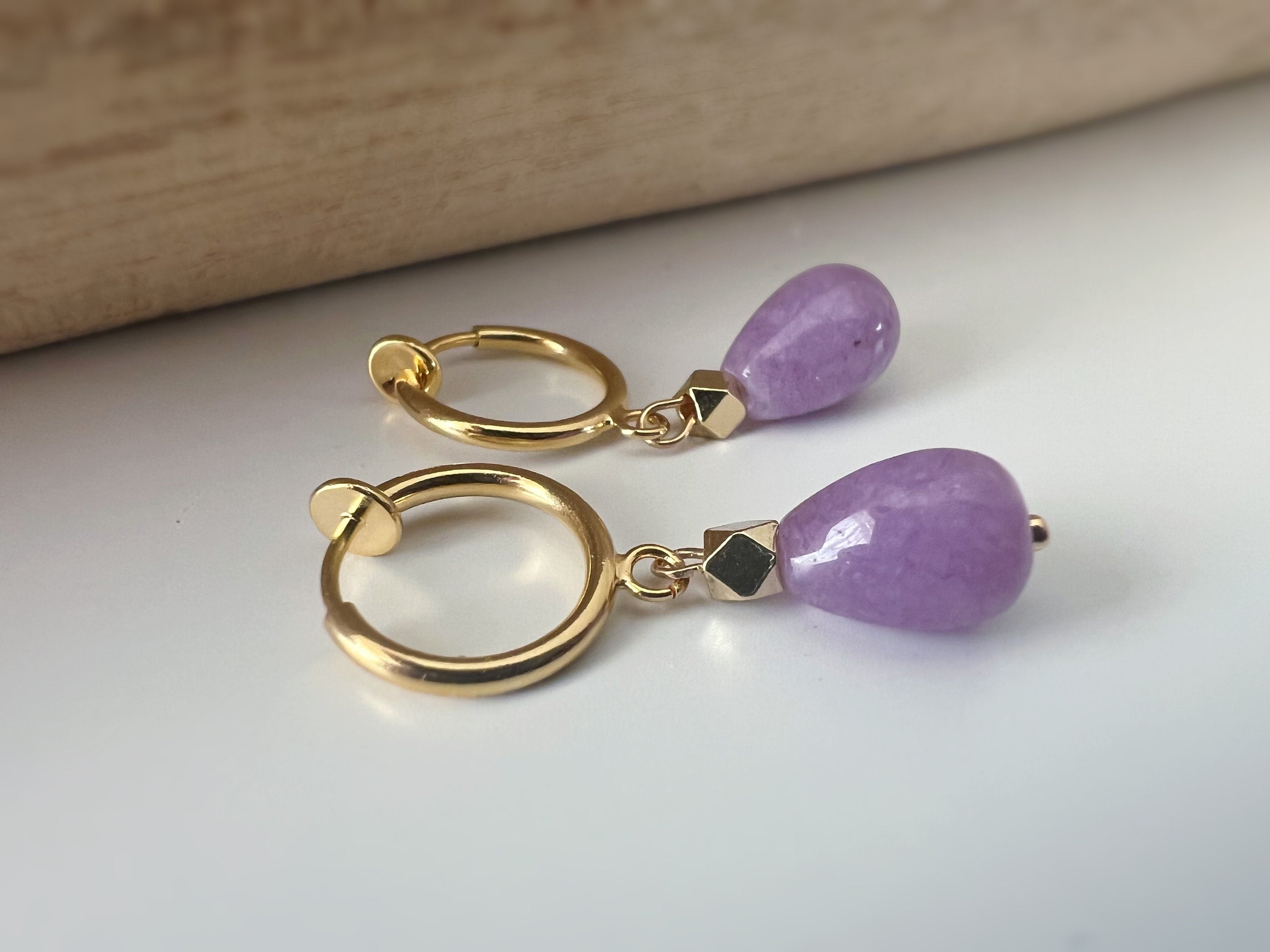 Clips d'oreille CLIPS pendants anneaux Créoles doré avec Perle goutte d'eau Bleu claire/ Violet calcédoine. Bijoux quotidien Anneaux 1.3cm