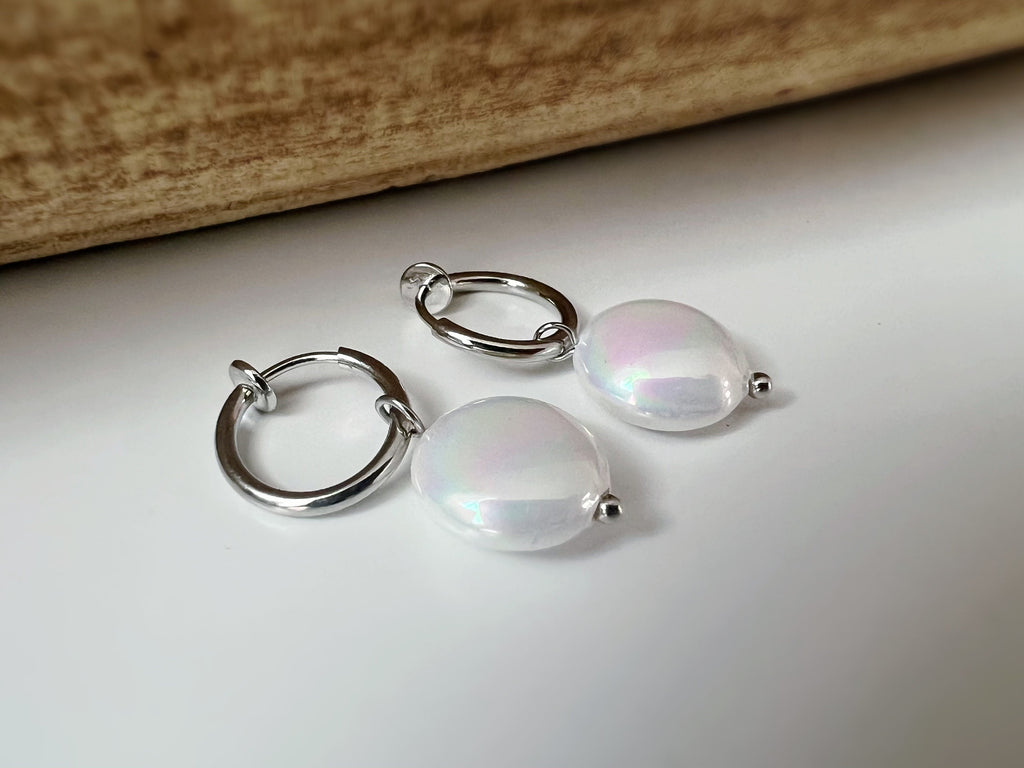 Clips d'oreille 2-EN-1 CLIPS anneaux couleur Argent. Perle coquillage Blanc rond. Bijoux quotidien Anneaux 1.3cm