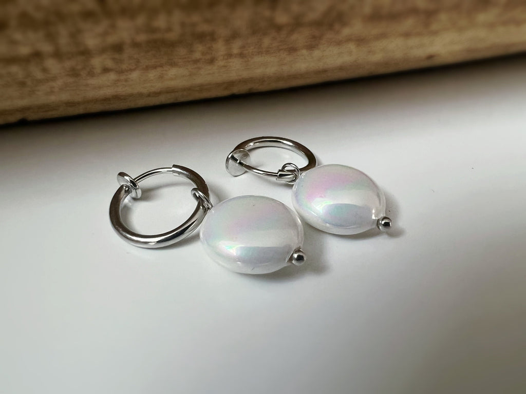 Clips d'oreille 2-EN-1 CLIPS anneaux couleur Argent. Perle coquillage Blanc rond. Bijoux quotidien Anneaux 1.3cm