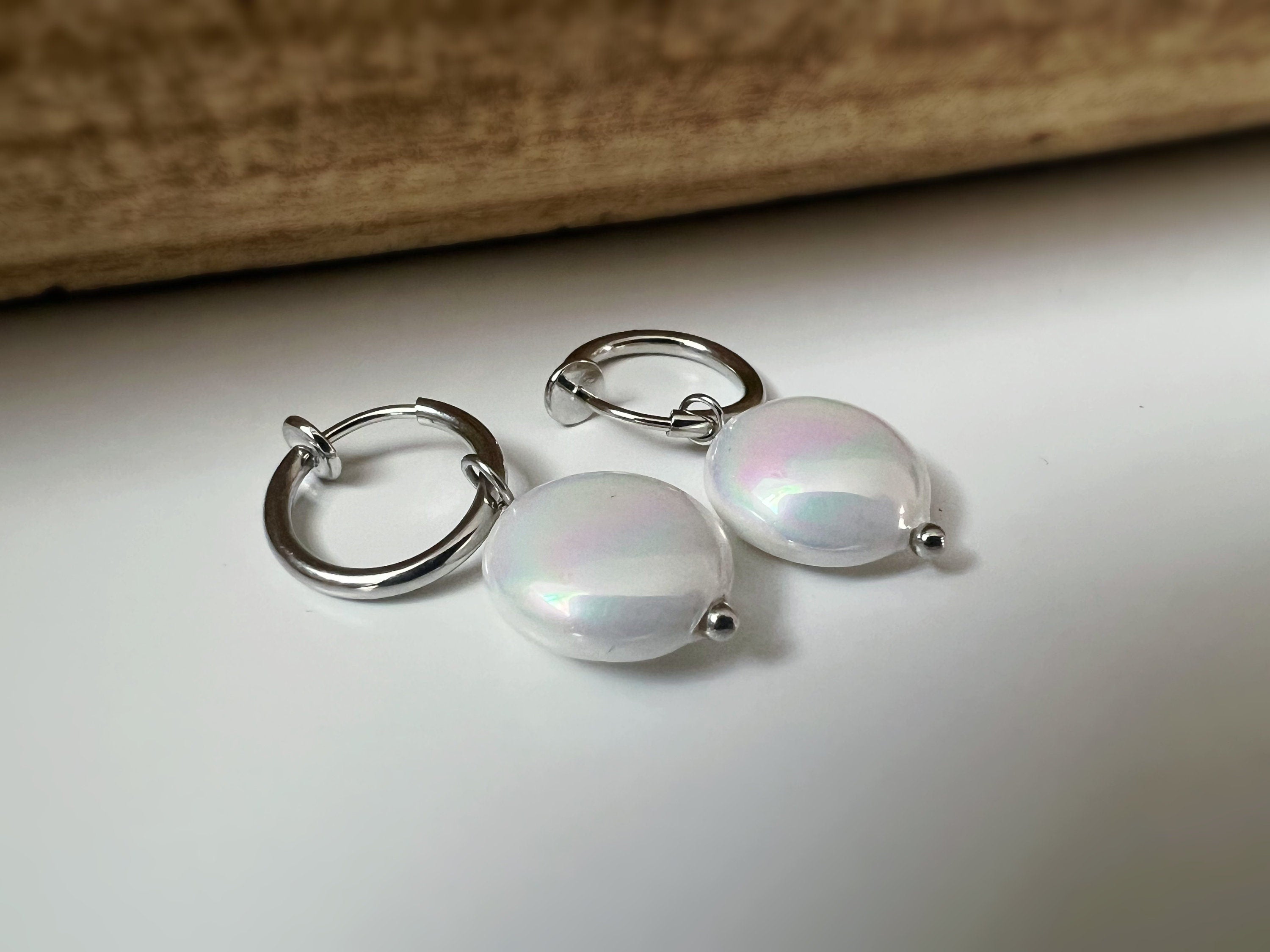 Clips d'oreille 2-EN-1 CLIPS anneaux couleur Argent. Perle coquillage Blanc rond. Bijoux quotidien Anneaux 1.3cm
