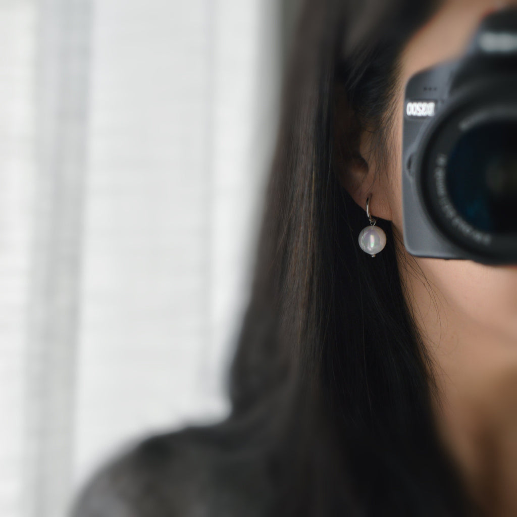 Clips d'oreille 2-EN-1 CLIPS anneaux couleur Argent. Perle coquillage Blanc rond. Bijoux quotidien Anneaux 1.3cm