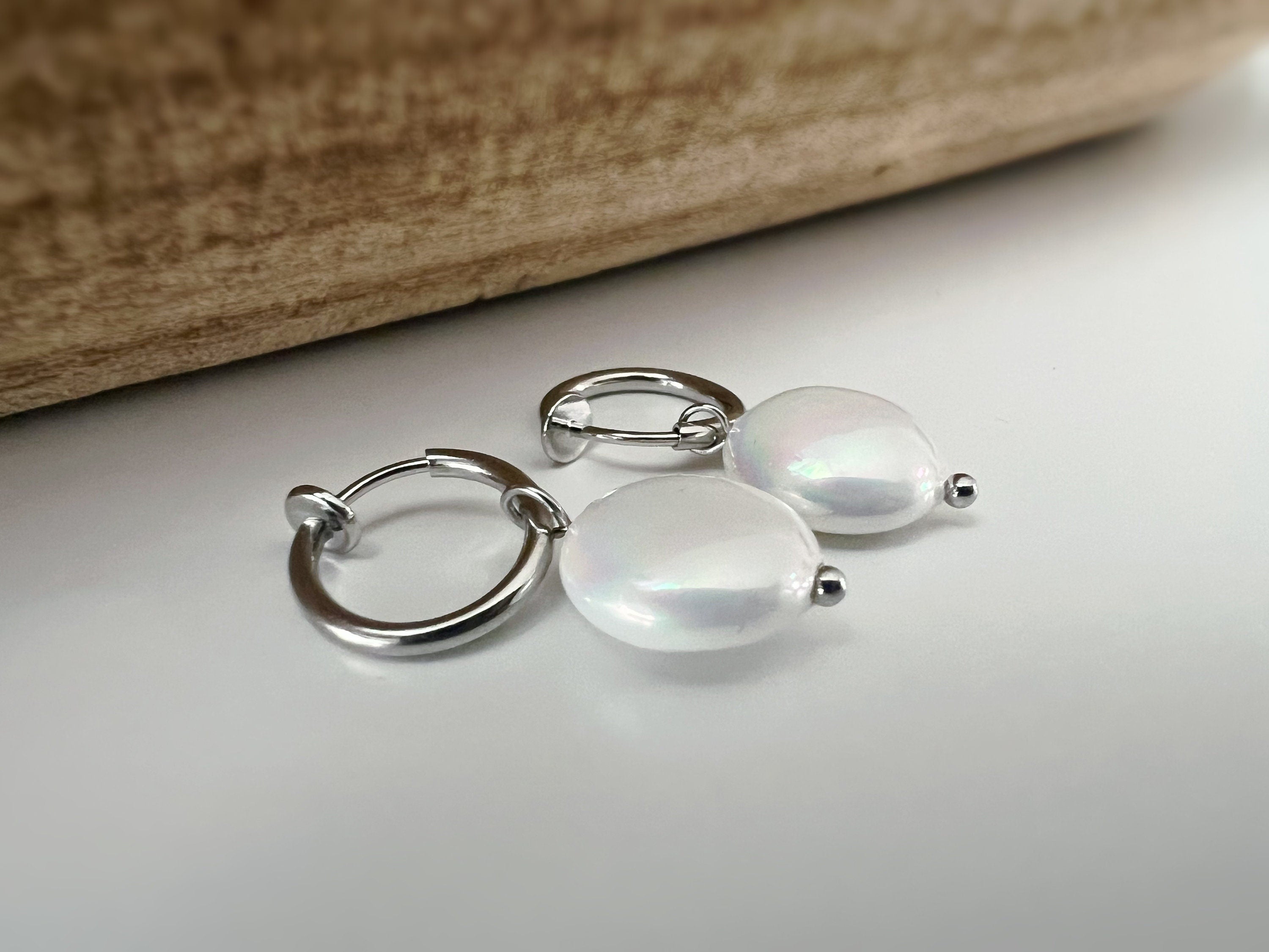 Clips d'oreille 2-EN-1 CLIPS anneaux couleur Argent. Perle coquillage Blanc rond. Bijoux quotidien Anneaux 1.3cm