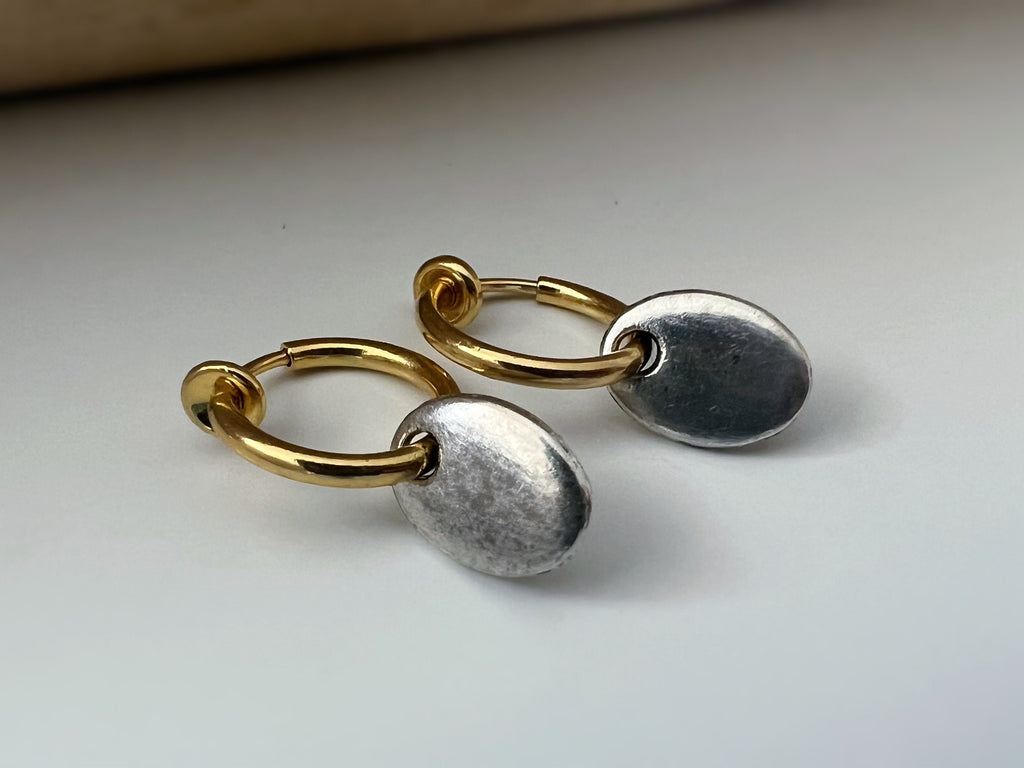 Clips d'oreille 2-EN-1 CLIPS anneaux couleur Or. Pendentif ovale argenté. Bijoux quotidien Anneaux 1.3cm