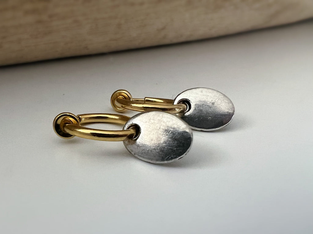 Clips d'oreille 2-EN-1 CLIPS anneaux couleur Or. Pendentif ovale argenté. Bijoux quotidien Anneaux 1.3cm