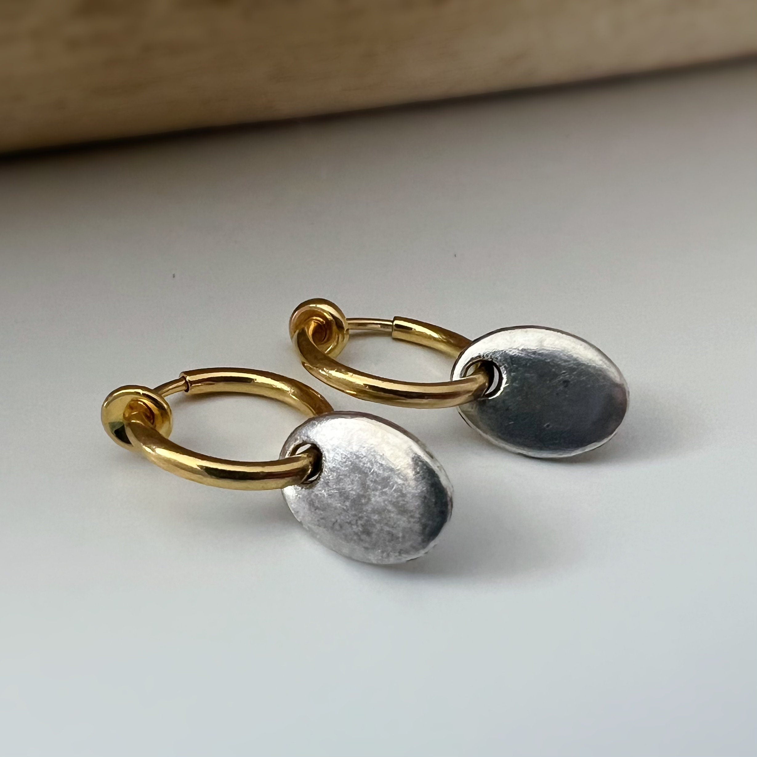 Clips d'oreille 2-EN-1 CLIPS anneaux couleur Or. Pendentif ovale argenté. Bijoux quotidien Anneaux 1.3cm