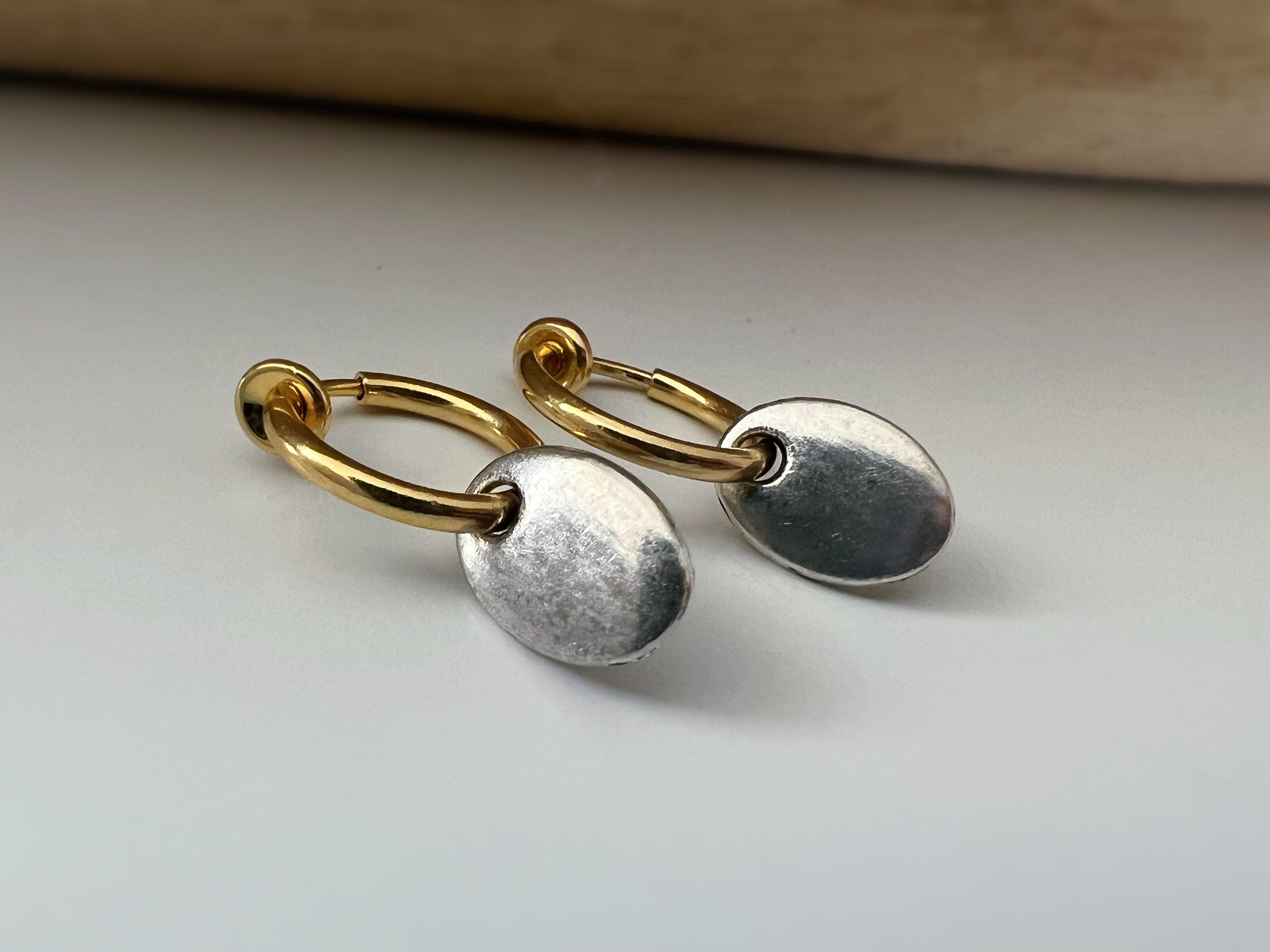 Clips d'oreille 2-EN-1 CLIPS anneaux couleur Or. Pendentif ovale argenté. Bijoux quotidien Anneaux 1.3cm