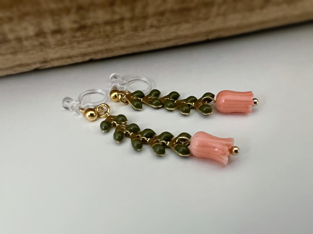 Boucles d'oreilles pendantes CLIPS INVISIBLES or, Chaîne feuilles vert kaki, Perle de coquillage Fleur Rose / Blanche, bijoux quotidien.