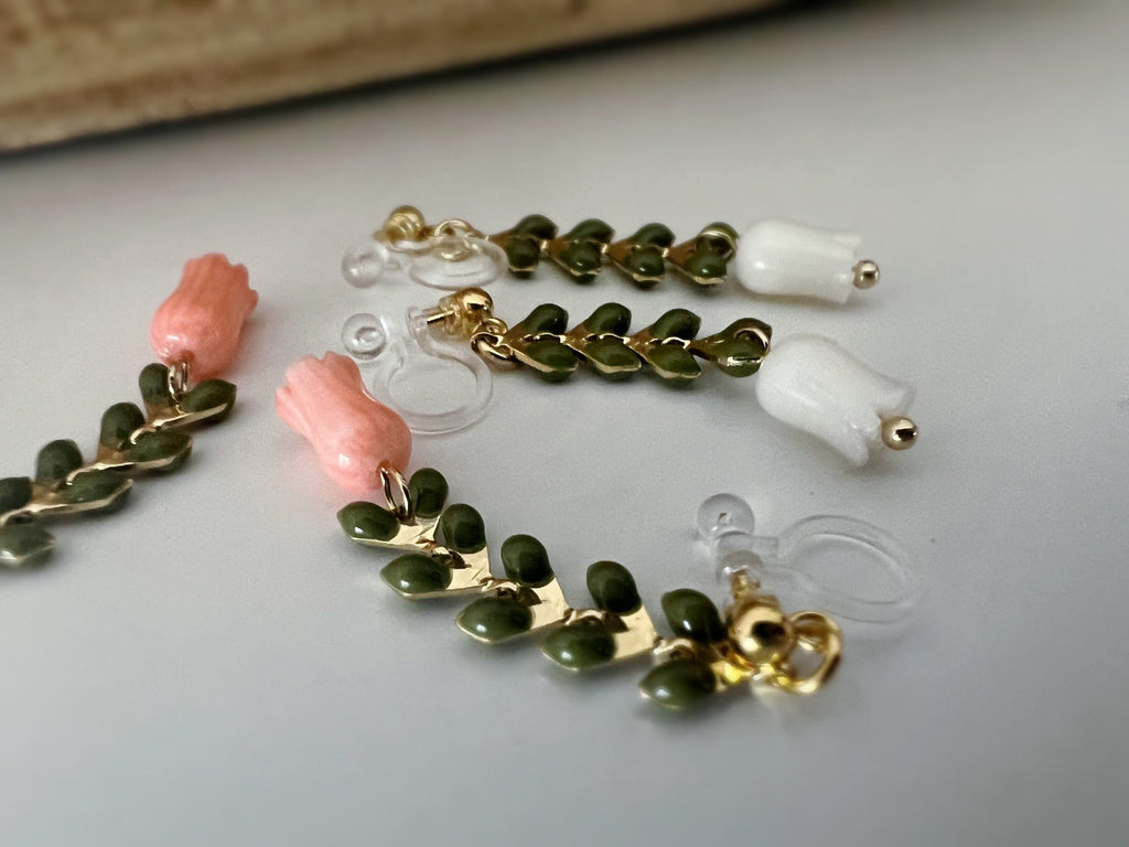 Boucles d'oreilles pendantes CLIPS INVISIBLES or, Chaîne feuilles vert kaki, Perle de coquillage Fleur Rose / Blanche, bijoux quotidien.