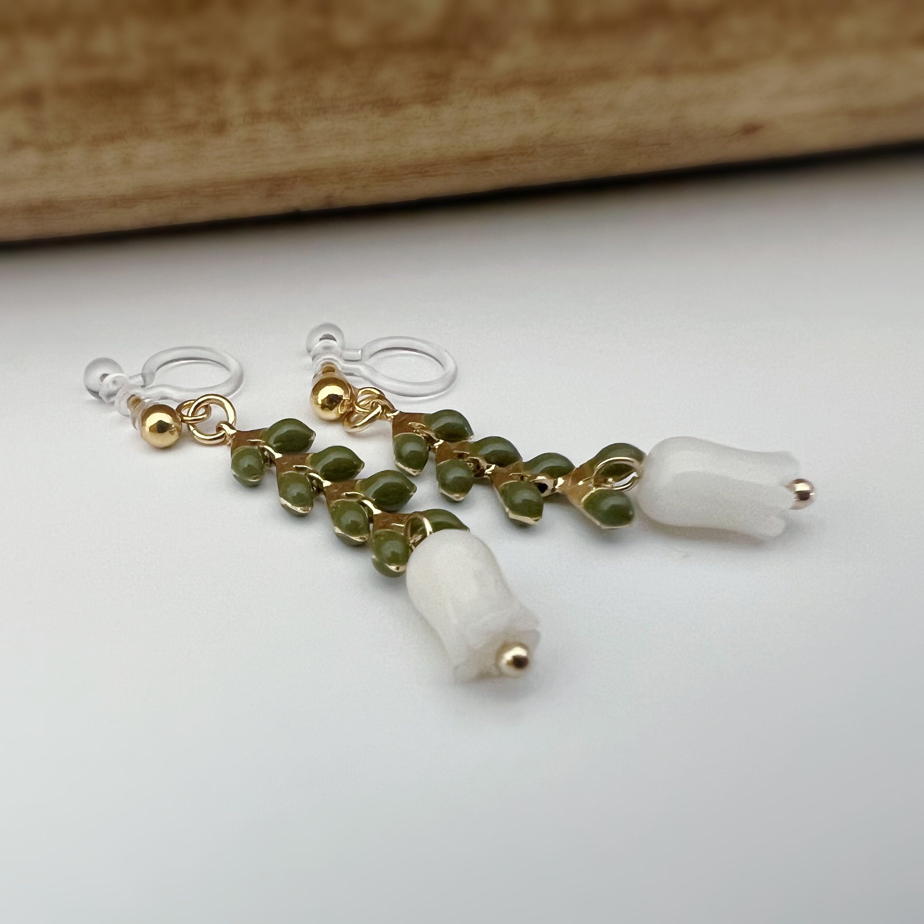 Boucles d'oreilles pendantes CLIPS INVISIBLES or, Chaîne feuilles vert kaki, Perle de coquillage Fleur Rose / Blanche, bijoux quotidien.