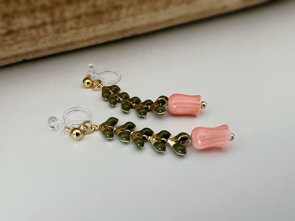 Boucles d'oreilles pendantes CLIPS INVISIBLES or, Chaîne feuilles vert kaki, Perle de coquillage Fleur Rose / Blanche, bijoux quotidien.