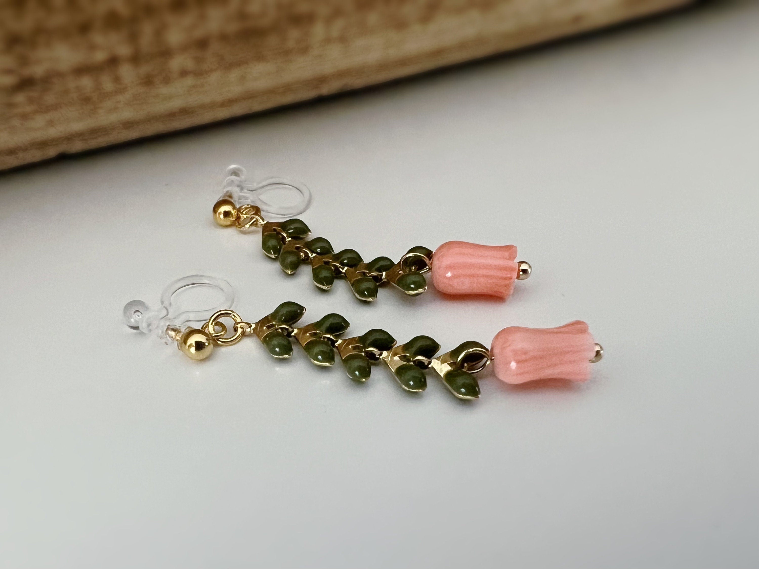 Boucles d'oreilles pendantes CLIPS INVISIBLES or, Chaîne feuilles vert kaki, Perle de coquillage Fleur Rose / Blanche, bijoux quotidien.