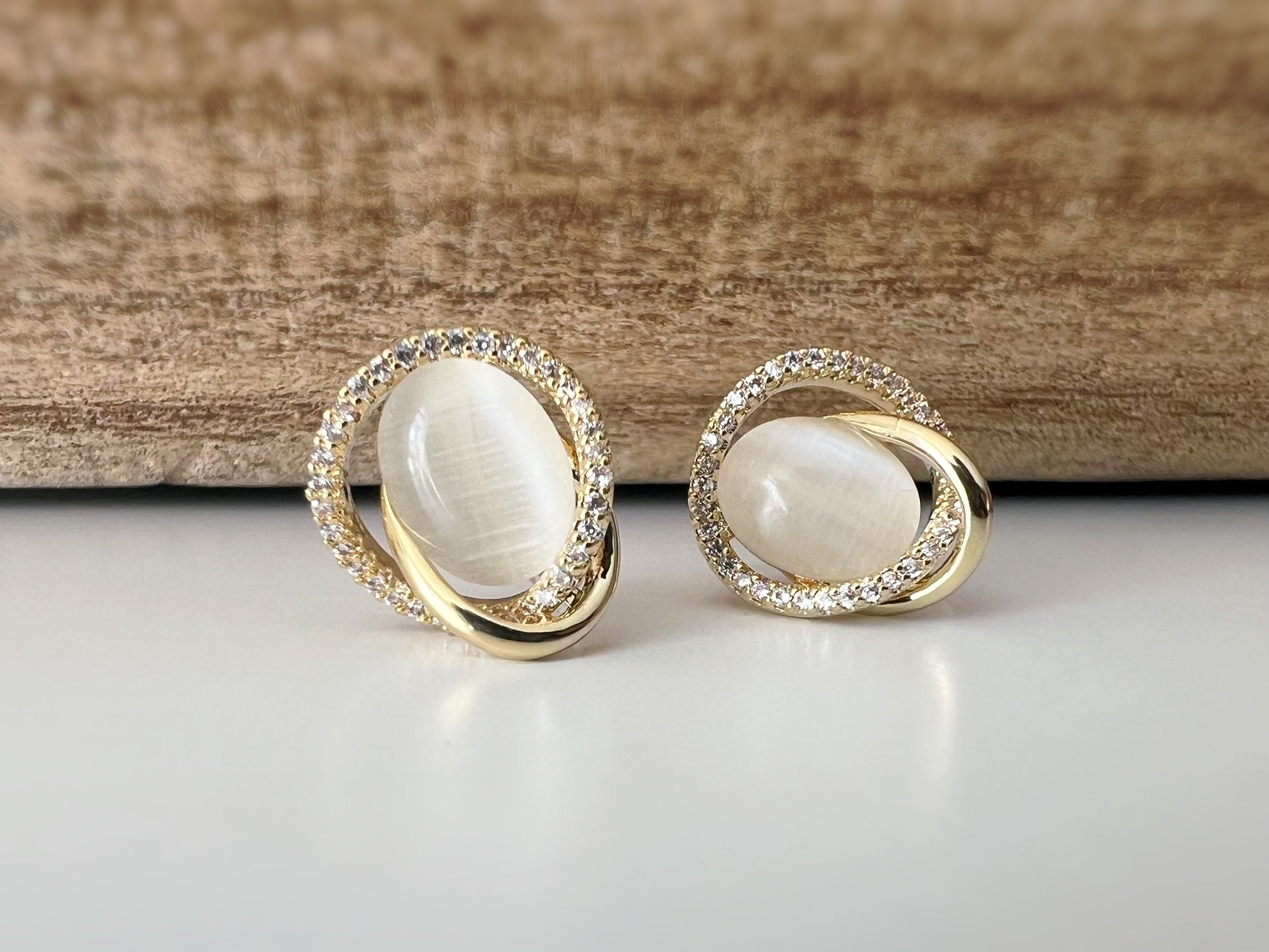Boucles d'oreilles CLIPS INVISIBLES or, Pierre oeil de chat blanc laiteux entourée d'un double cercle de strass Zircon, bijoux quotidien.