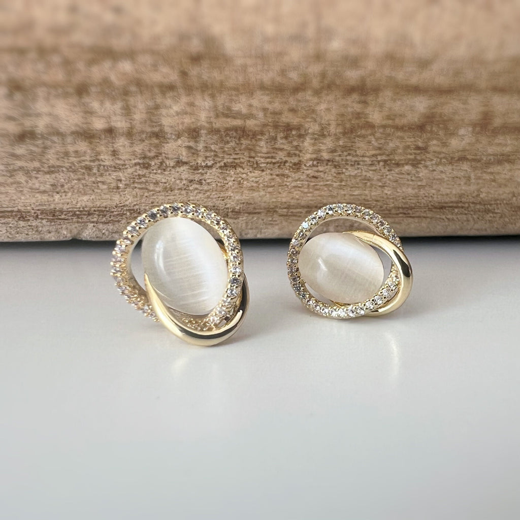 Boucles d'oreilles CLIPS INVISIBLES or, Pierre oeil de chat blanc laiteux entourée d'un double cercle de strass Zircon, bijoux quotidien.