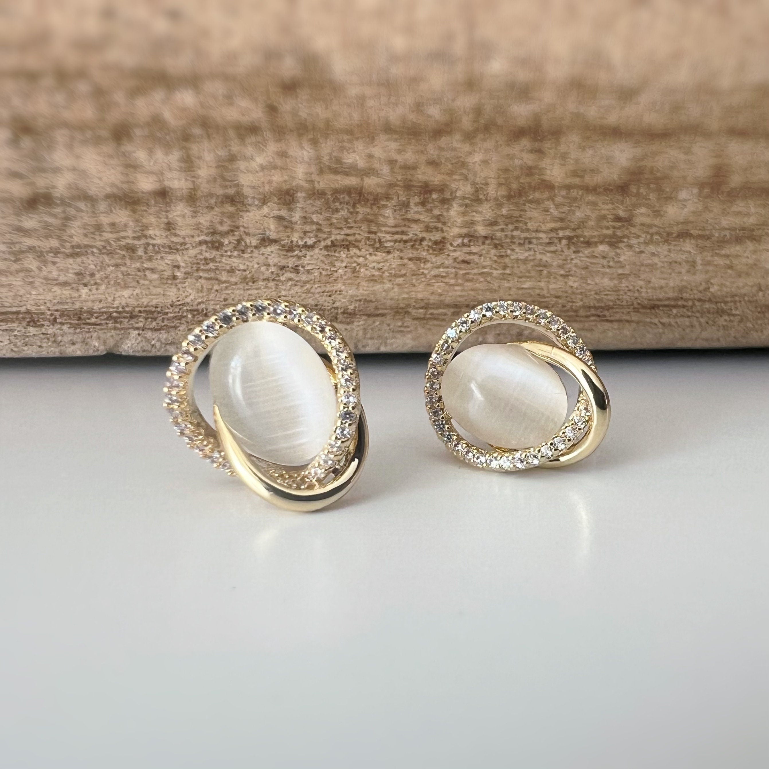 Boucles d'oreilles CLIPS INVISIBLES or, Pierre oeil de chat blanc laiteux entourée d'un double cercle de strass Zircon, bijoux quotidien.