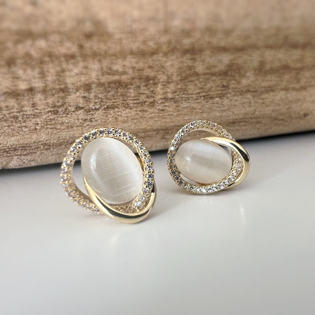 Boucles d'oreilles CLIPS INVISIBLES or, Pierre oeil de chat blanc laiteux entourée d'un double cercle de strass Zircon, bijoux quotidien.