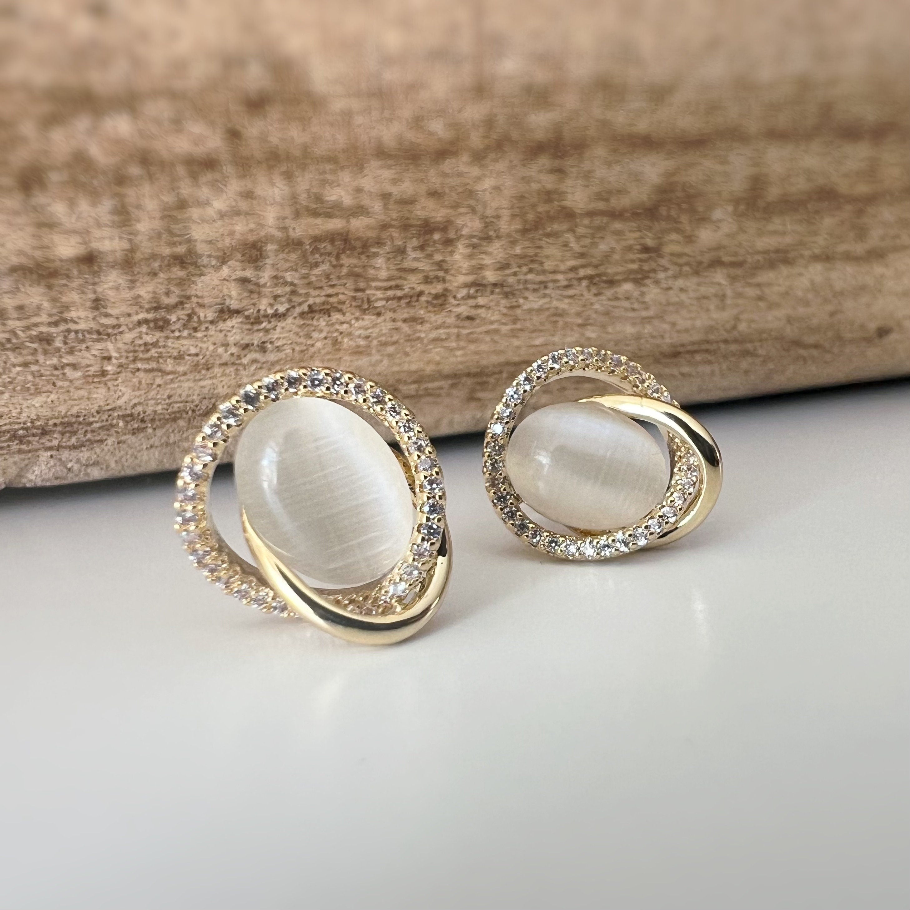 Boucles d'oreilles CLIPS INVISIBLES or, Pierre oeil de chat blanc laiteux entourée d'un double cercle de strass Zircon, bijoux quotidien.