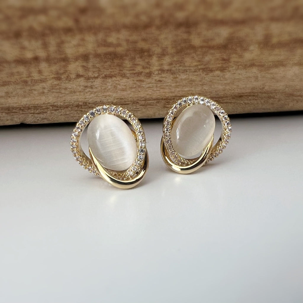 Boucles d'oreilles CLIPS INVISIBLES or, Pierre oeil de chat blanc laiteux entourée d'un double cercle de strass Zircon, bijoux quotidien.