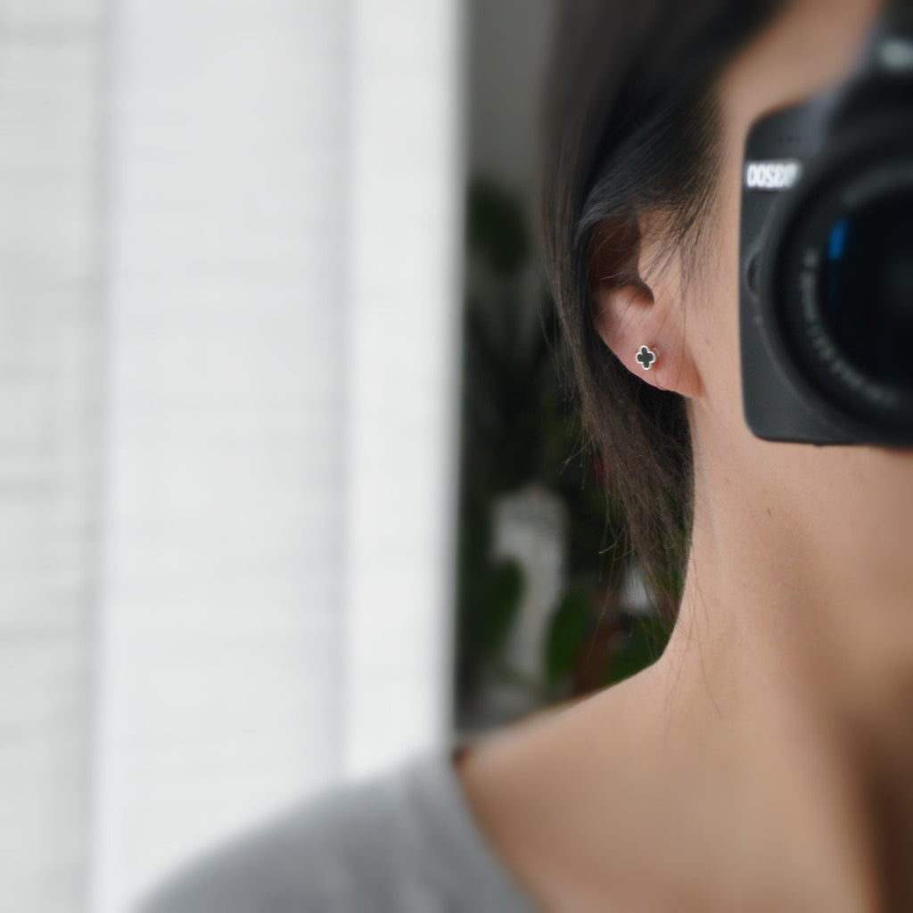 CLIPS d'oreilles invisibles Argent Mini Trèfle à 4 feuilles porte bonheur Noir/ Blanc/ Vert. Boucles d'oreilles confortable délicat