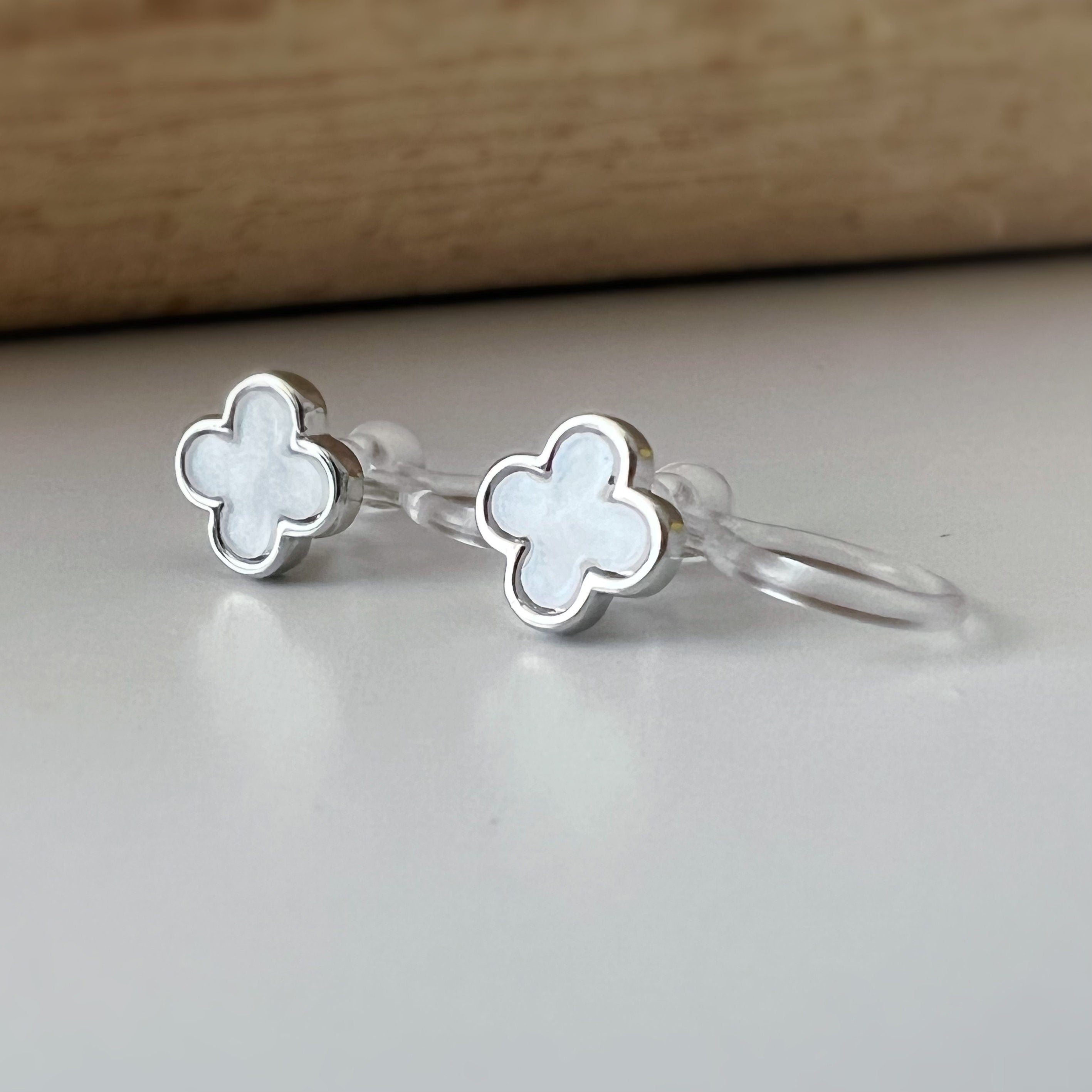 CLIPS d'oreilles invisibles Argent Mini Trèfle à 4 feuilles porte bonheur Noir/ Blanc/ Vert. Boucles d'oreilles confortable délicat