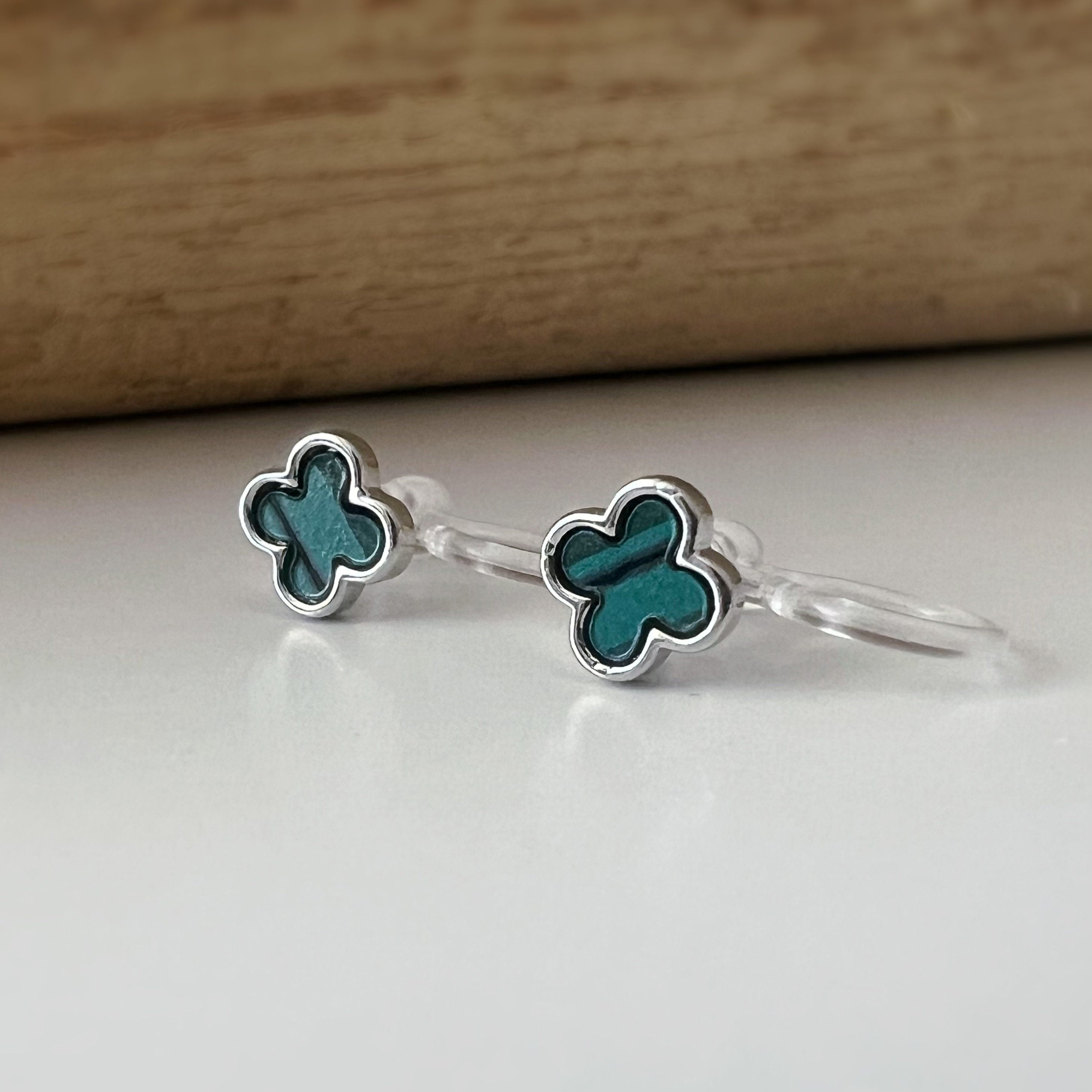 CLIPS d'oreilles invisibles Argent Mini Trèfle à 4 feuilles porte bonheur Noir/ Blanc/ Vert. Boucles d'oreilles confortable délicat