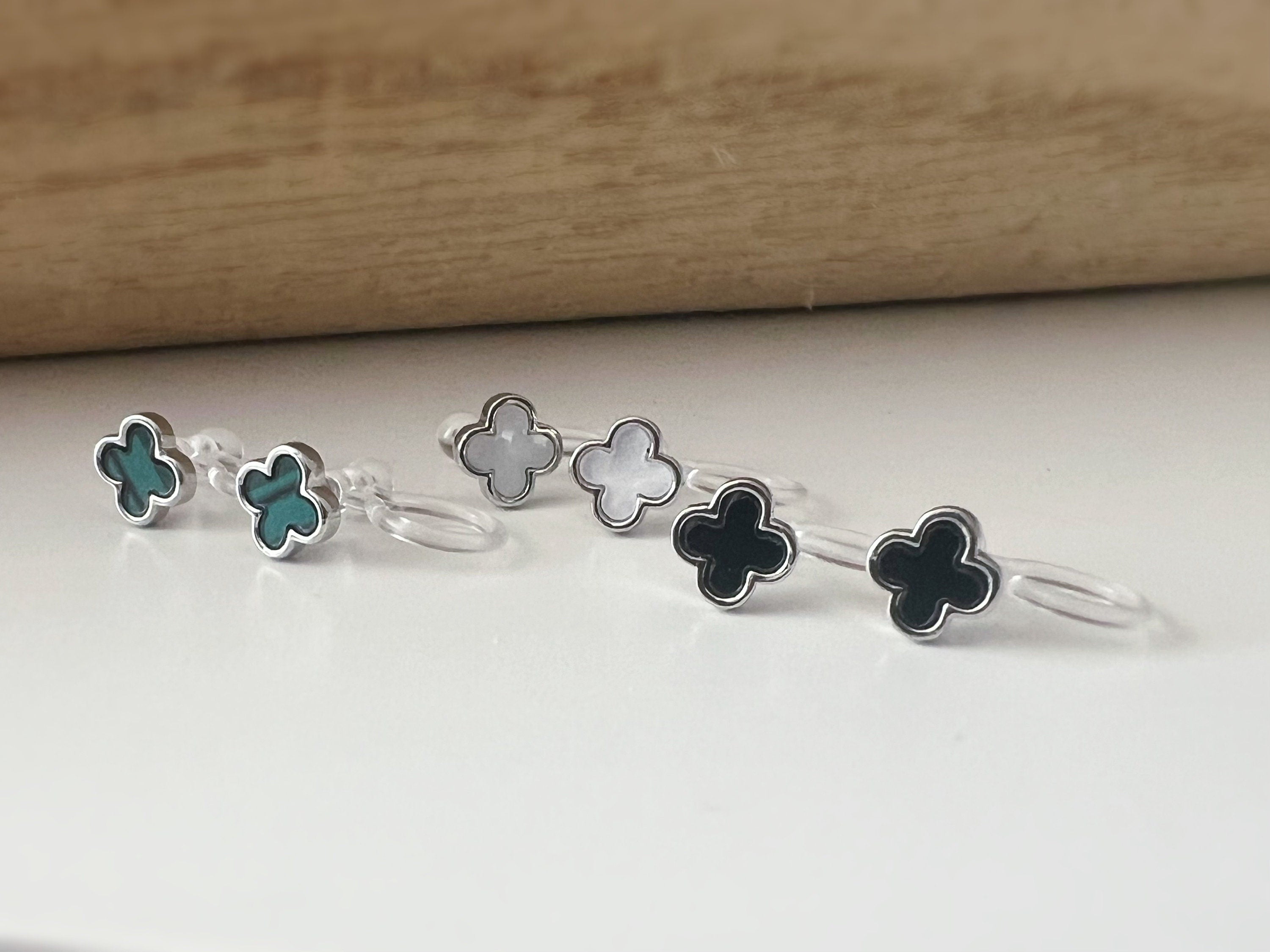 CLIPS d'oreilles invisibles Argent Mini Trèfle à 4 feuilles porte bonheur Noir/ Blanc/ Vert. Boucles d'oreilles confortable délicat