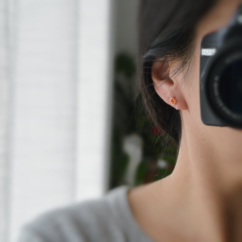 CLIPS d'oreilles invisibles Or Mini Trèfle à 4 feuilles porte bonheur Noir/ Blanc/ Rouge/ Vert. Boucles d'oreilles confortable délicat