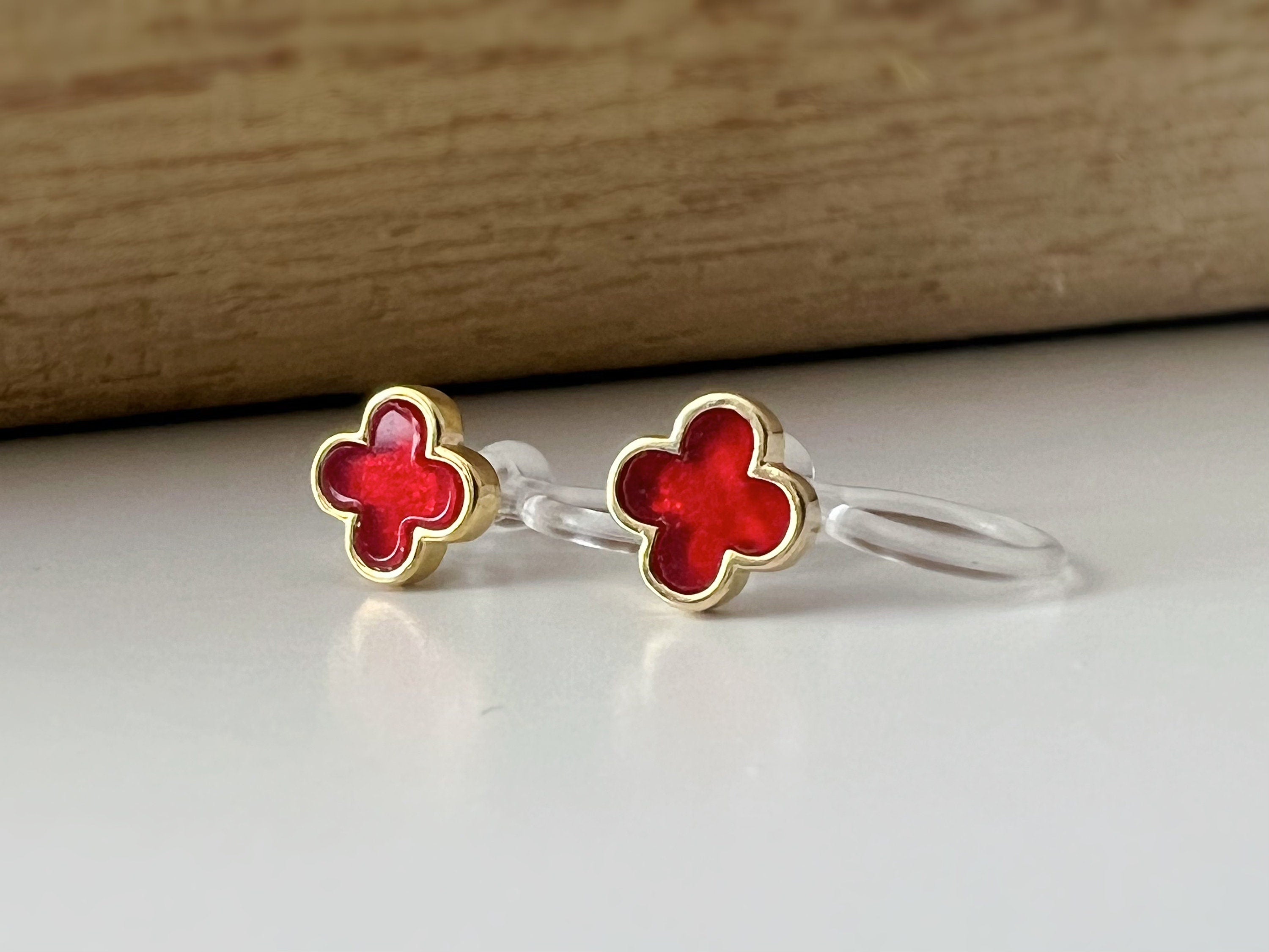 CLIPS d'oreilles invisibles Or Mini Trèfle à 4 feuilles porte bonheur Noir/ Blanc/ Rouge/ Vert. Boucles d'oreilles confortable délicat
