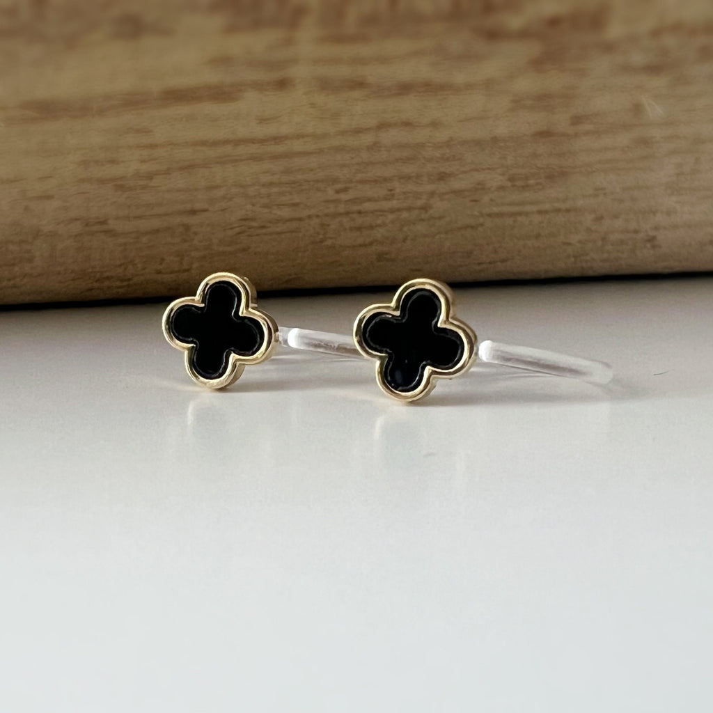 CLIPS d'oreilles invisibles Or Mini Trèfle à 4 feuilles porte bonheur Noir/ Blanc/ Rouge/ Vert. Boucles d'oreilles confortable délicat