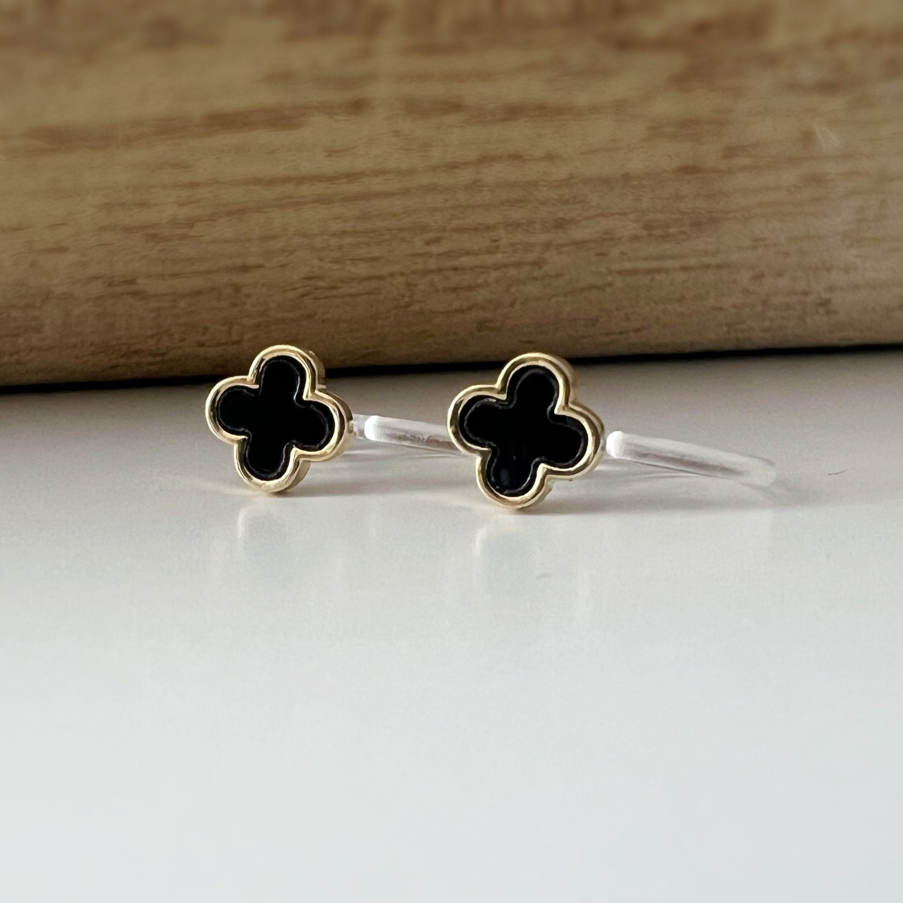 CLIPS d'oreilles invisibles Or Mini Trèfle à 4 feuilles porte bonheur Noir/ Blanc/ Rouge/ Vert. Boucles d'oreilles confortable délicat
