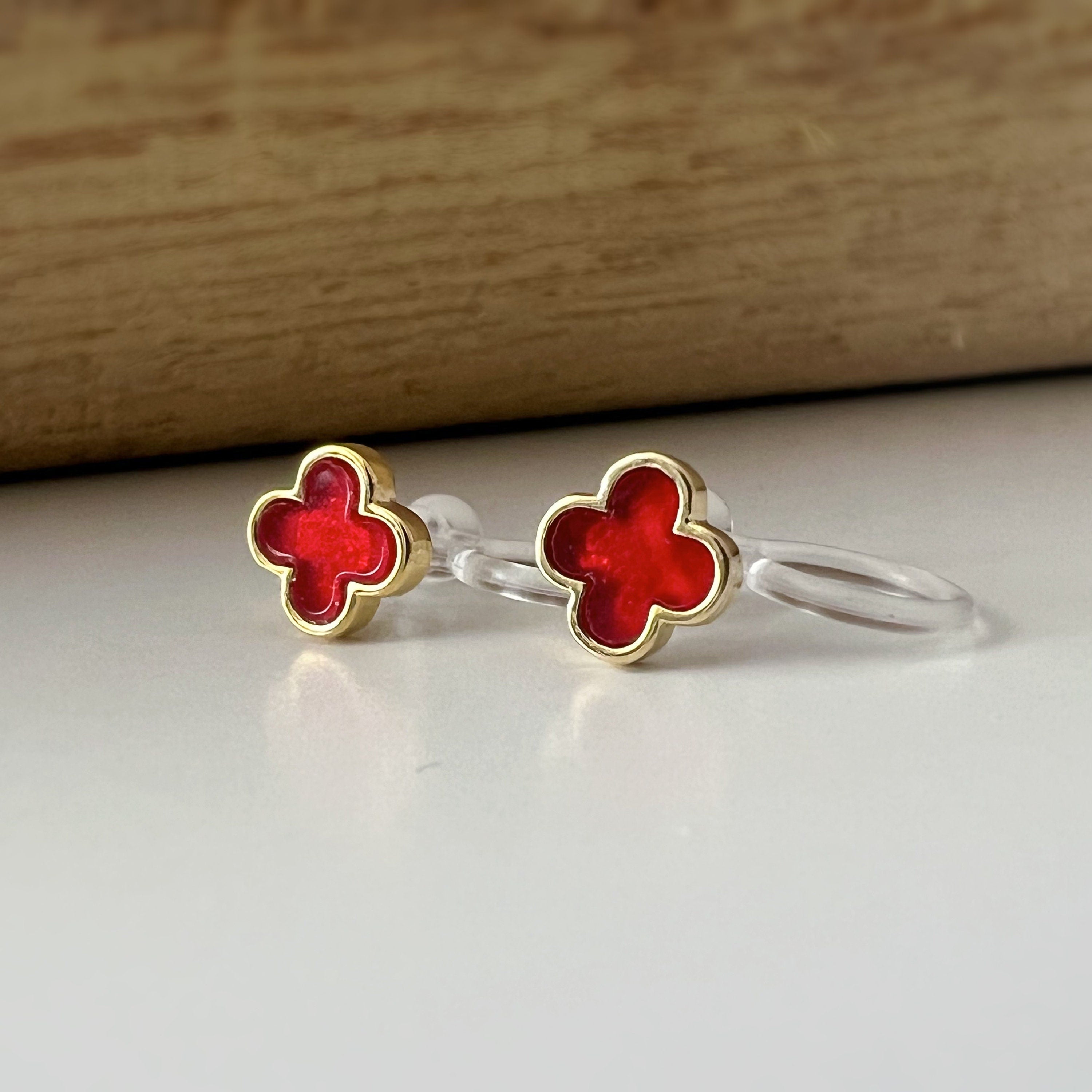 CLIPS d'oreilles invisibles Or Mini Trèfle à 4 feuilles porte bonheur Noir/ Blanc/ Rouge/ Vert. Boucles d'oreilles confortable délicat