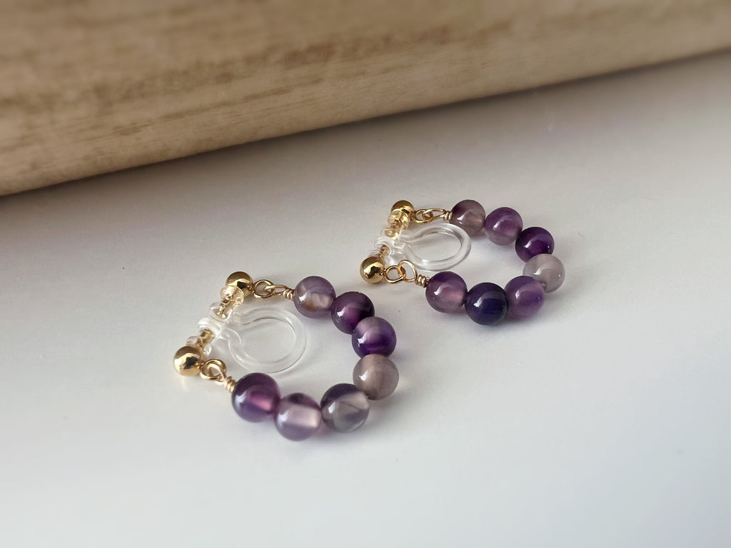Boucles d'oreilles CLIPS INVISIBLE or pendantes, Petites perles violet perle améthyste, , Clips d'oreilles confortable perle créole.