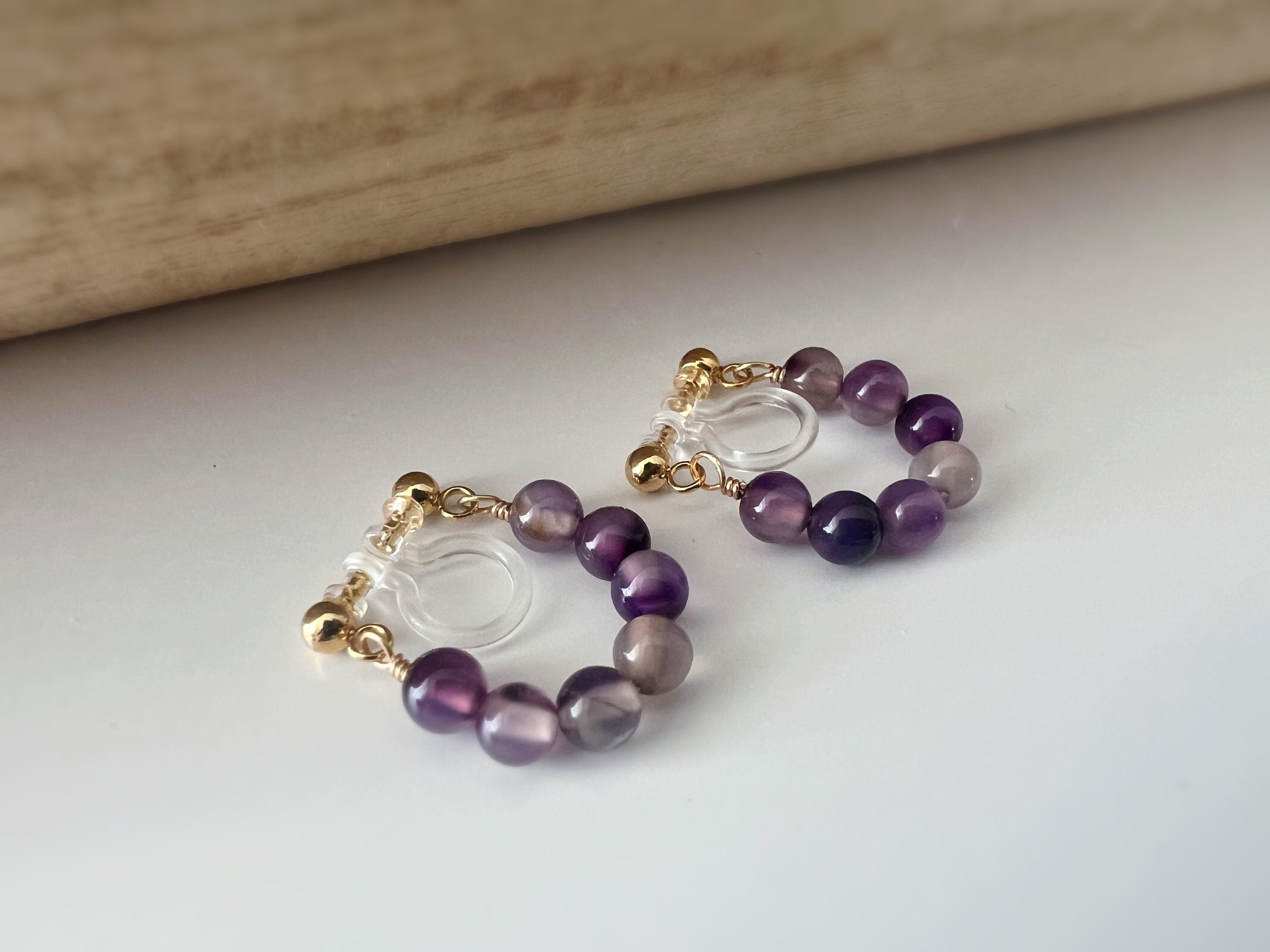 Boucles d'oreilles CLIPS INVISIBLE or pendantes, Petites perles violet perle améthyste, , Clips d'oreilles confortable perle créole.