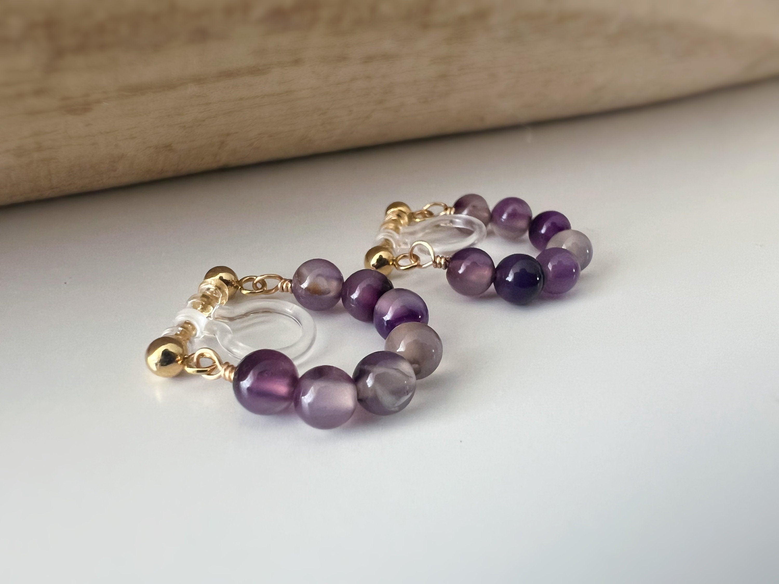 Boucles d'oreilles CLIPS INVISIBLE or pendantes, Petites perles violet perle améthyste, , Clips d'oreilles confortable perle créole.