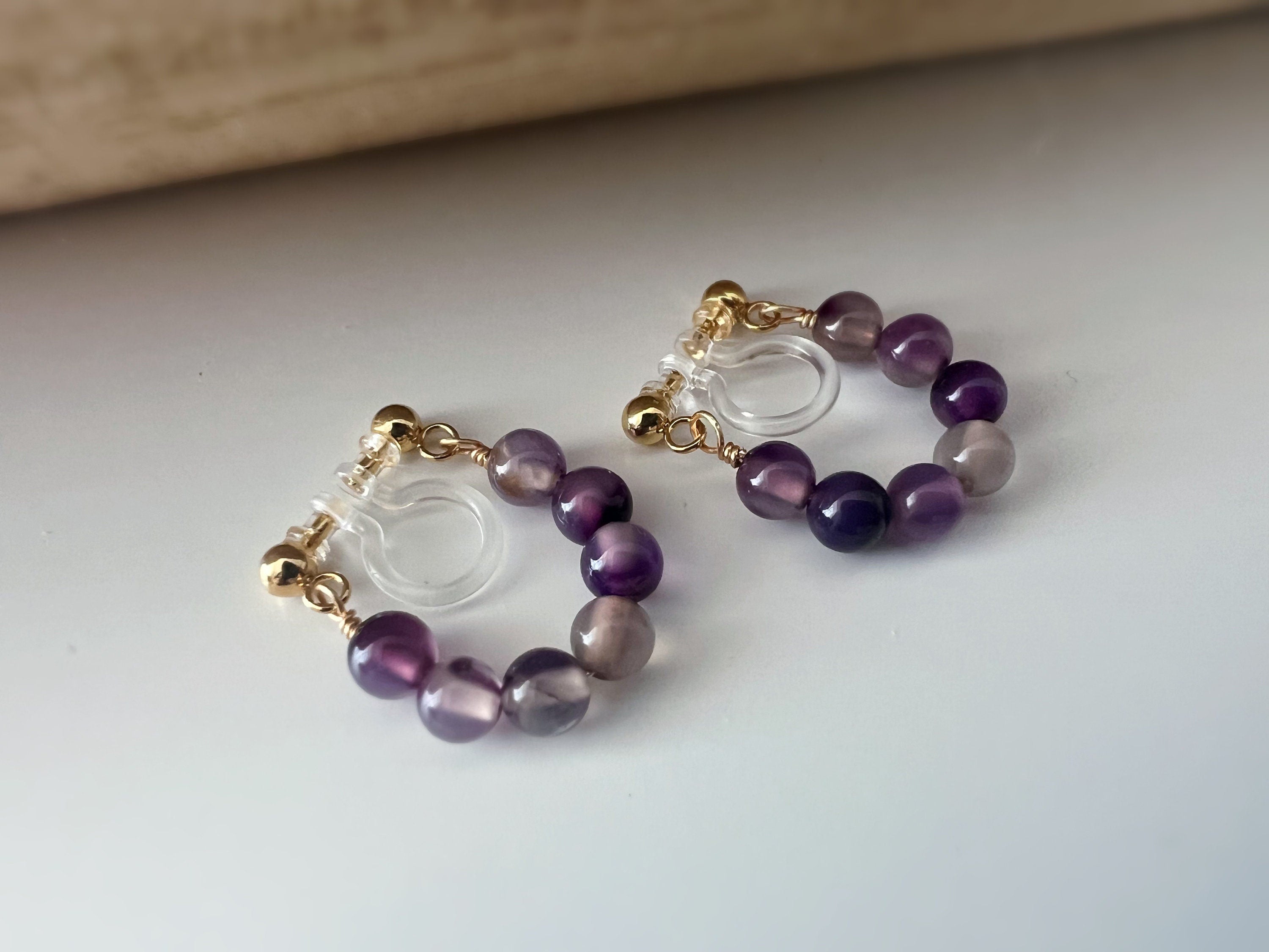 Boucles d'oreilles CLIPS INVISIBLE or pendantes, Petites perles violet perle améthyste, , Clips d'oreilles confortable perle créole.
