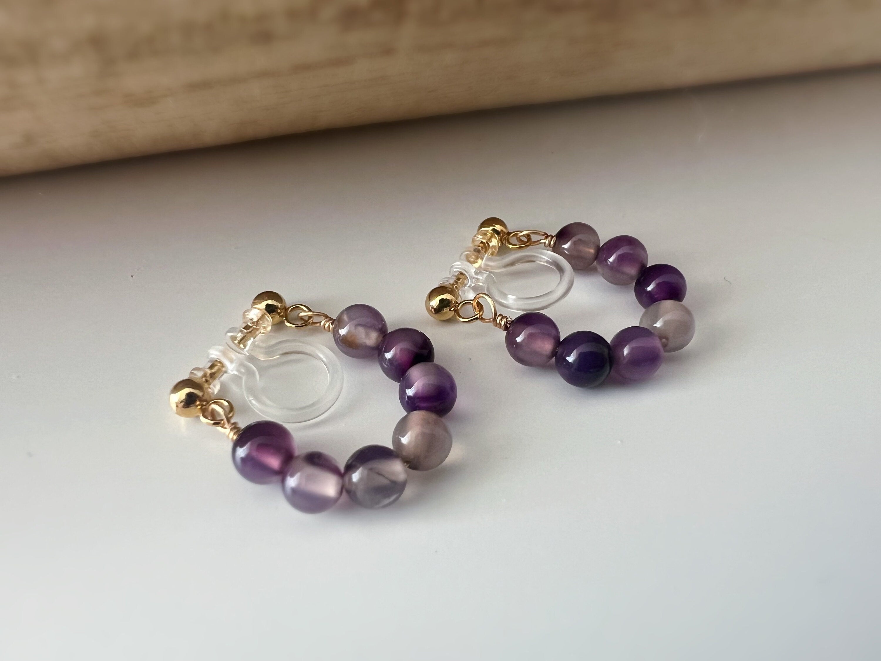 Boucles d'oreilles CLIPS INVISIBLE or pendantes, Petites perles violet perle améthyste, , Clips d'oreilles confortable perle créole.