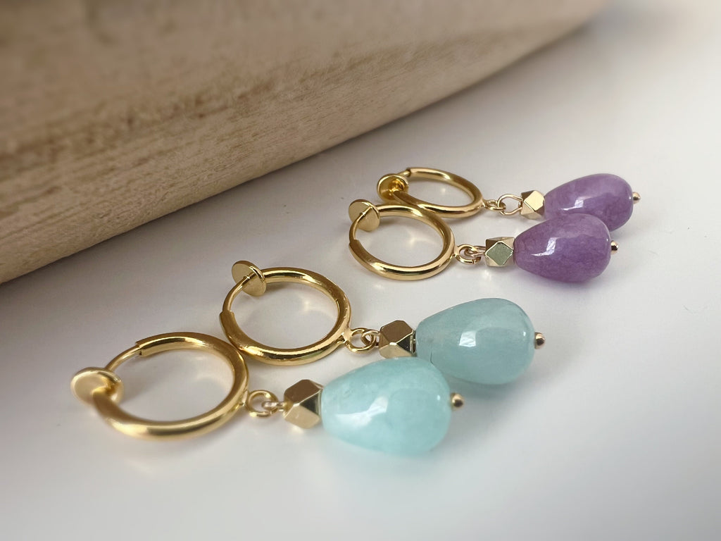 Clips d'oreille CLIPS pendants anneaux Créoles doré avec Perle goutte d'eau Bleu claire/ Violet calcédoine. Bijoux quotidien Anneaux 1.3cm