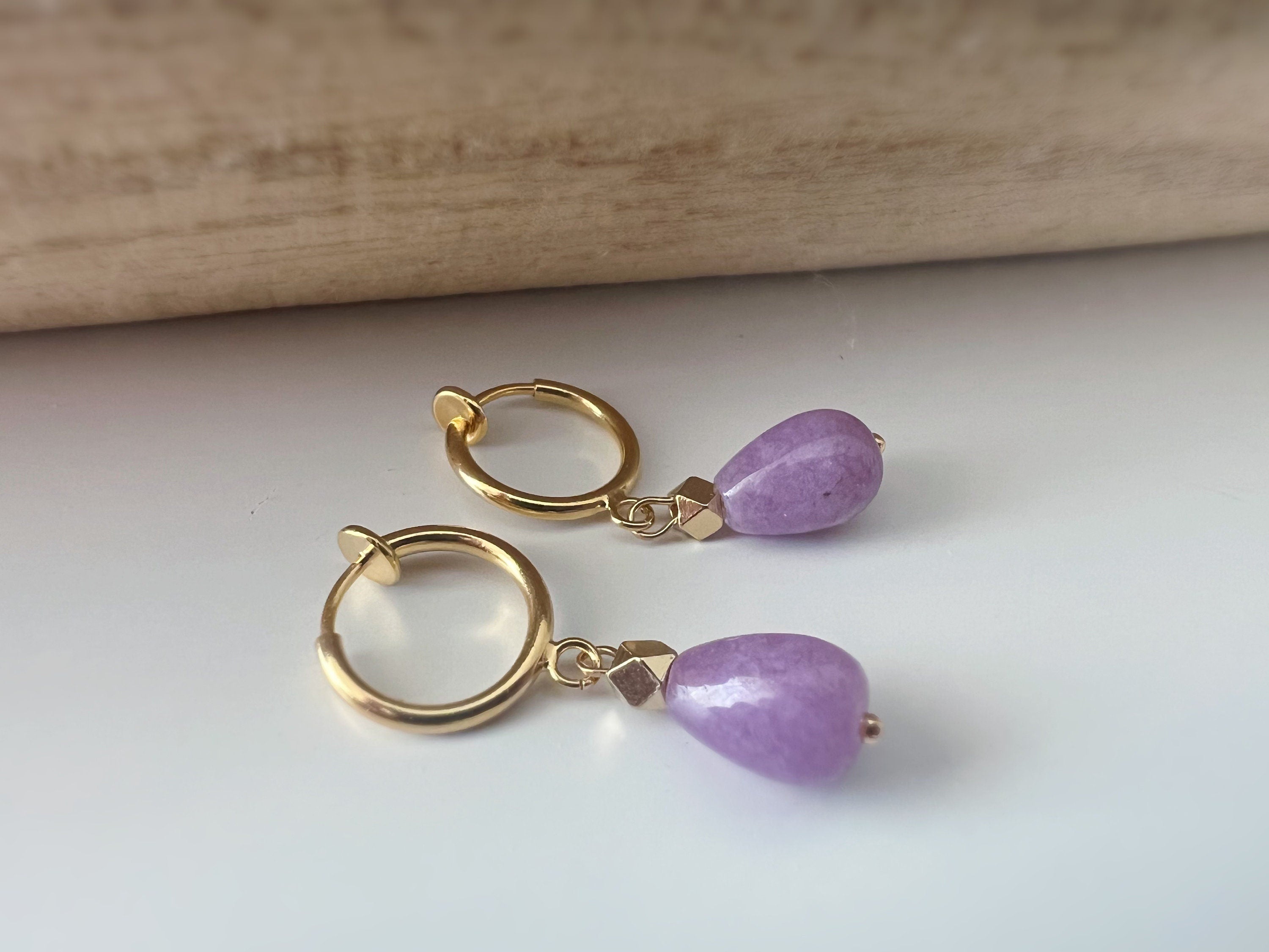 Clips d'oreille CLIPS pendants anneaux Créoles doré avec Perle goutte d'eau Bleu claire/ Violet calcédoine. Bijoux quotidien Anneaux 1.3cm