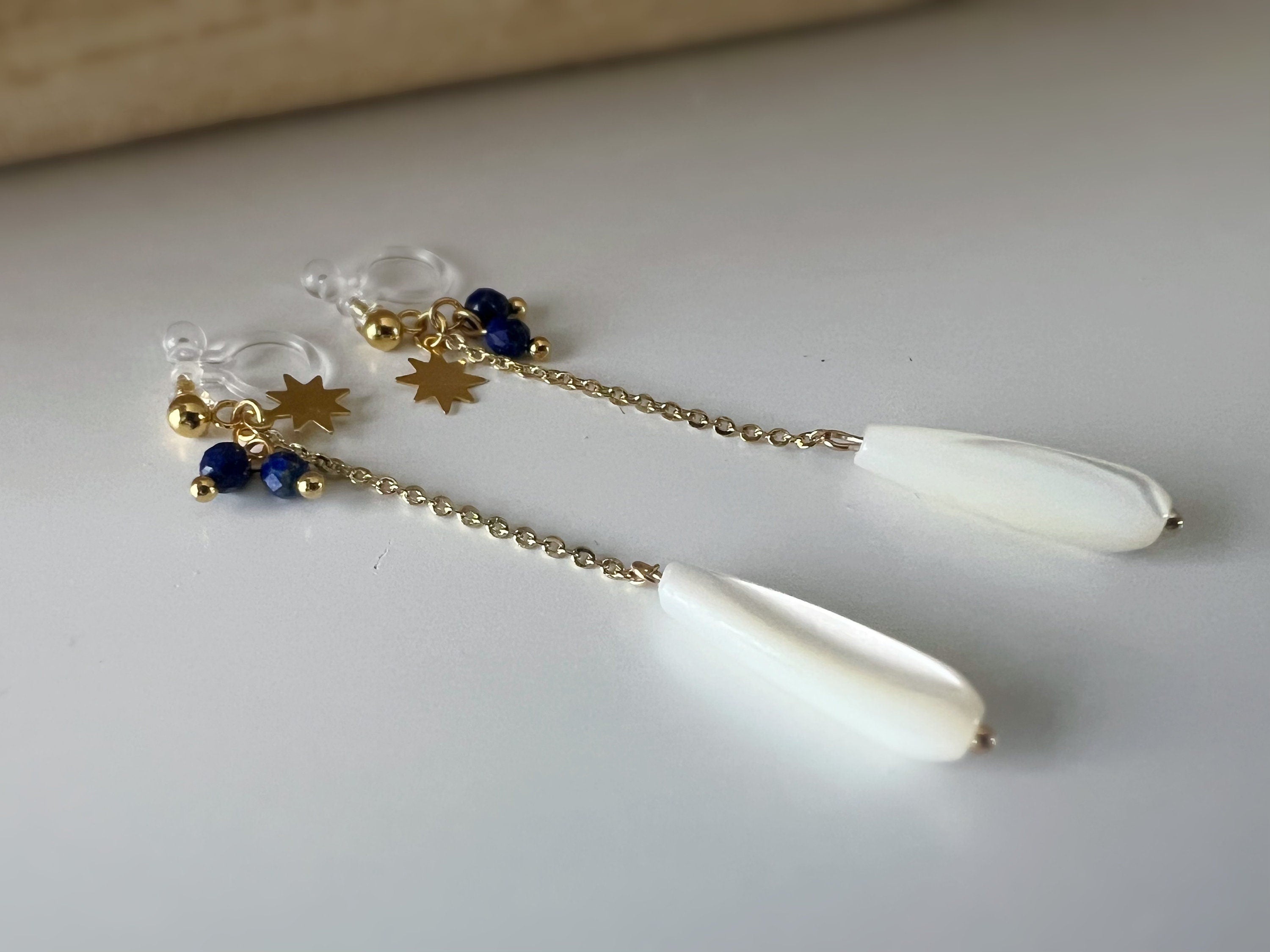 Longues Boucles d'oreilles Clips résine INVISIBLES, Perle Goutte d'eau Nacre blanche Mini perle facettes lapis-lazuli naturel, étoile or.