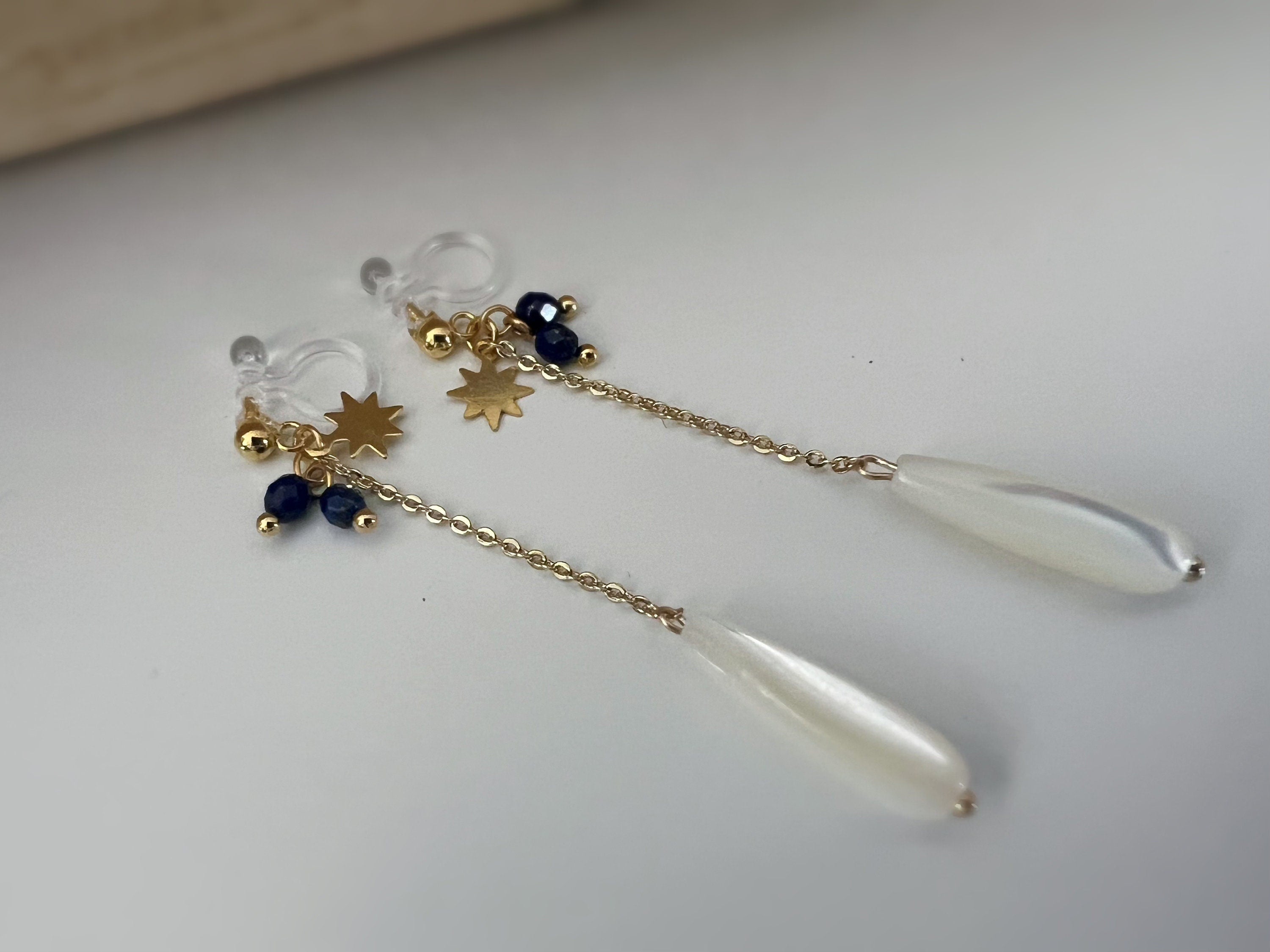 Longues Boucles d'oreilles Clips résine INVISIBLES, Perle Goutte d'eau Nacre blanche Mini perle facettes lapis-lazuli naturel, étoile or.