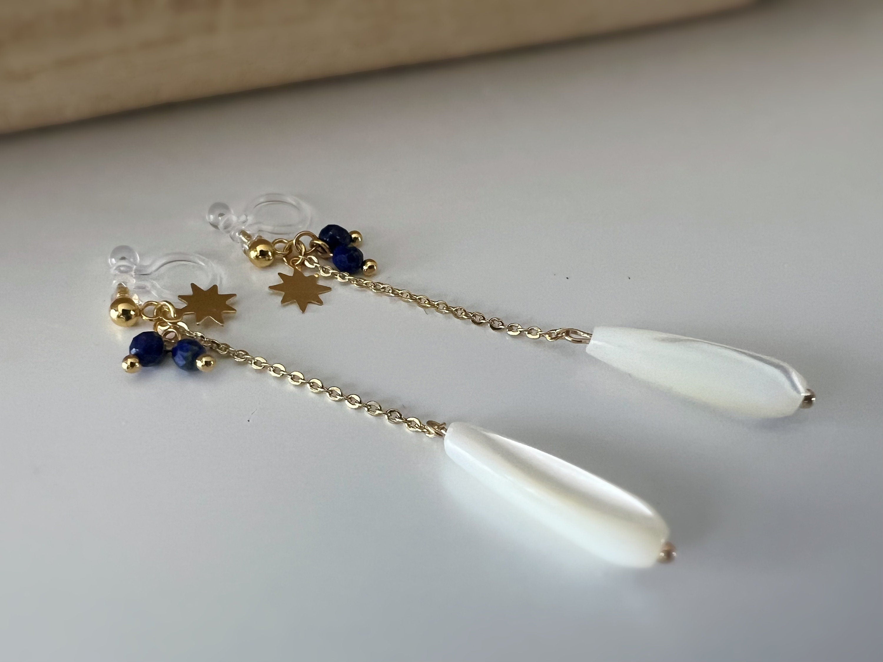 Longues Boucles d'oreilles Clips résine INVISIBLES, Perle Goutte d'eau Nacre blanche Mini perle facettes lapis-lazuli naturel, étoile or.