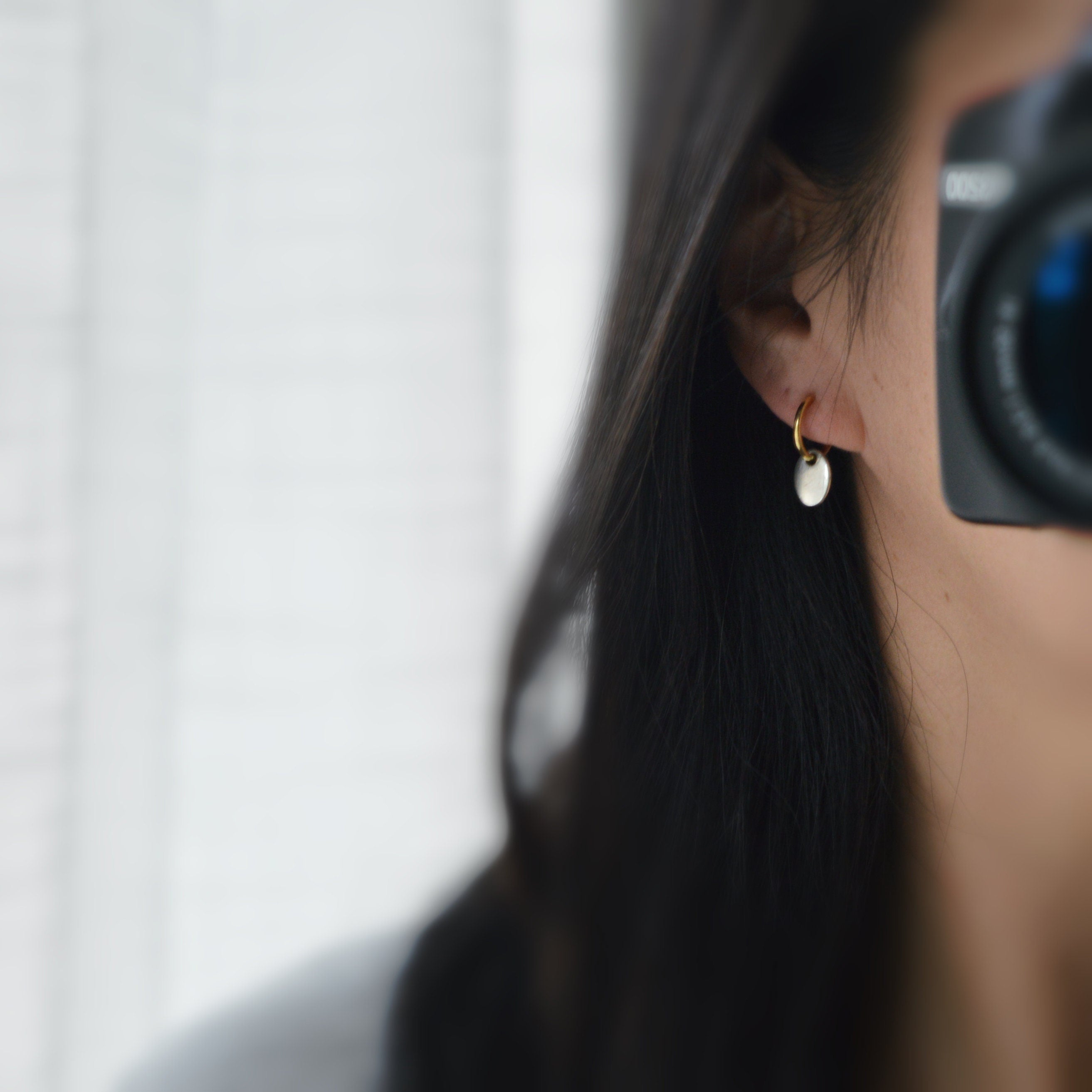 Clips d'oreille 2-EN-1 CLIPS anneaux couleur Or. Pendentif ovale argenté. Bijoux quotidien Anneaux 1.3cm