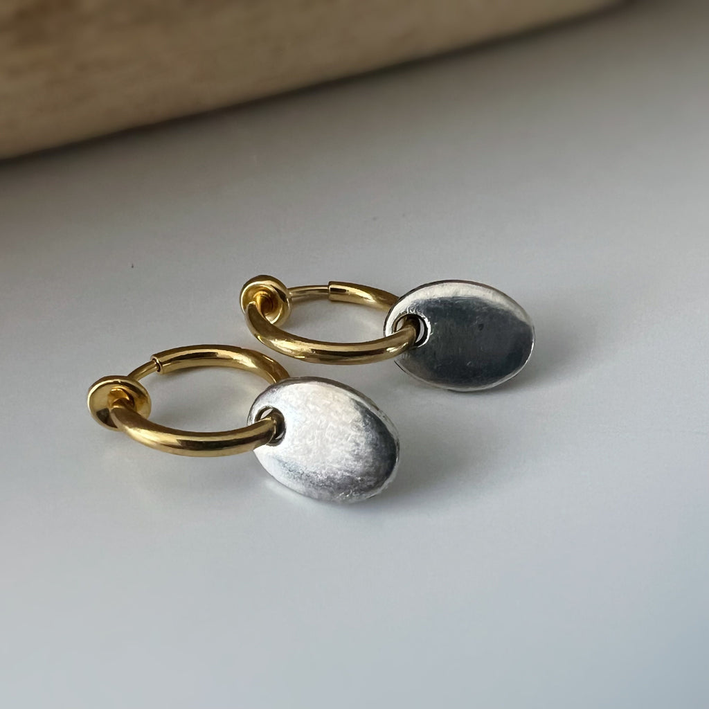 Clips d'oreille 2-EN-1 CLIPS anneaux couleur Or. Pendentif ovale argenté. Bijoux quotidien Anneaux 1.3cm