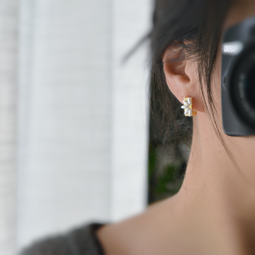 SANS DOULEUR ! Boucles d'oreilles CLIPS U spirale Rectangle or Fleur blanche. Clips d'oreilles confortable Boucles Délicates