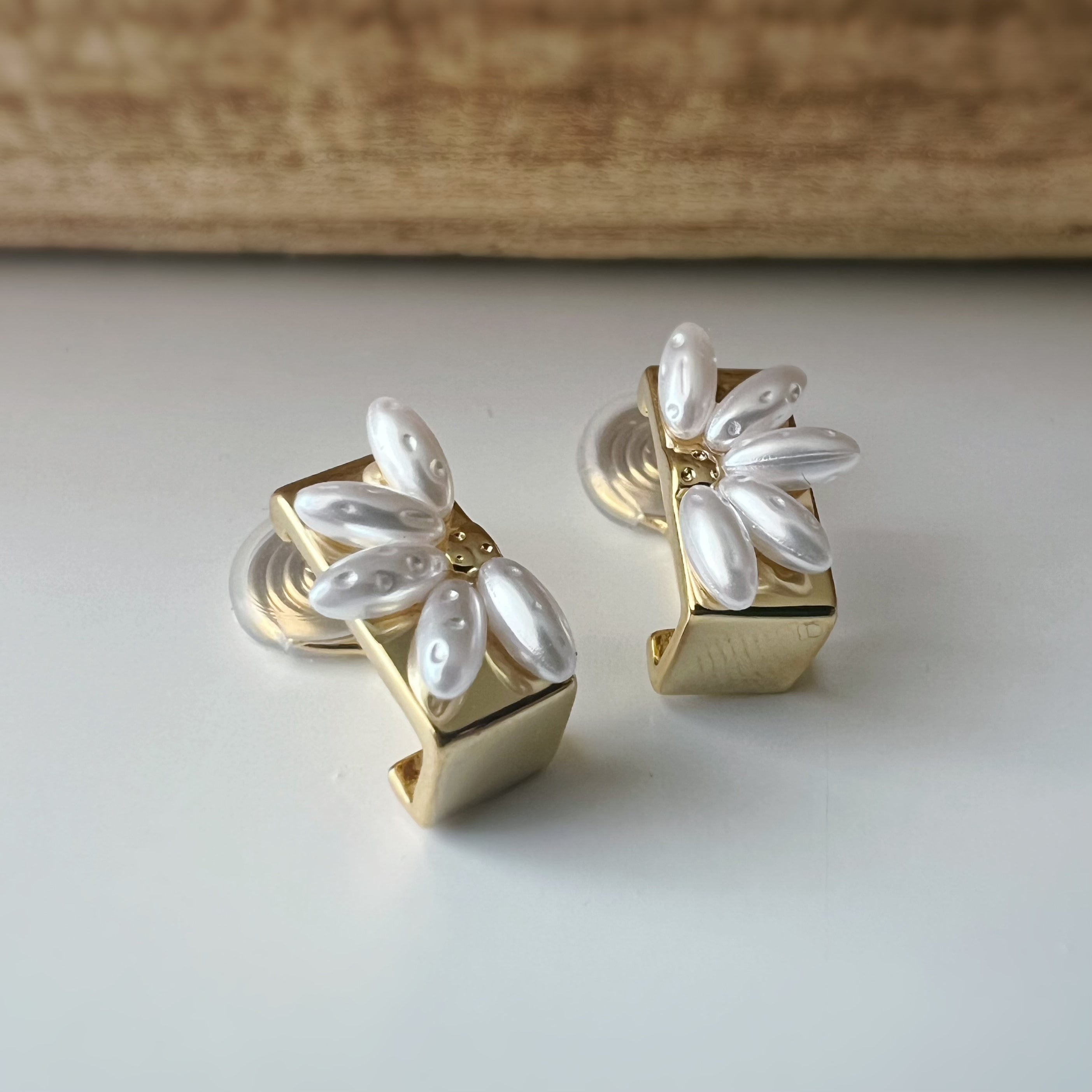 SANS DOULEUR ! Boucles d'oreilles CLIPS U spirale Rectangle or Fleur blanche. Clips d'oreilles confortable Boucles Délicates