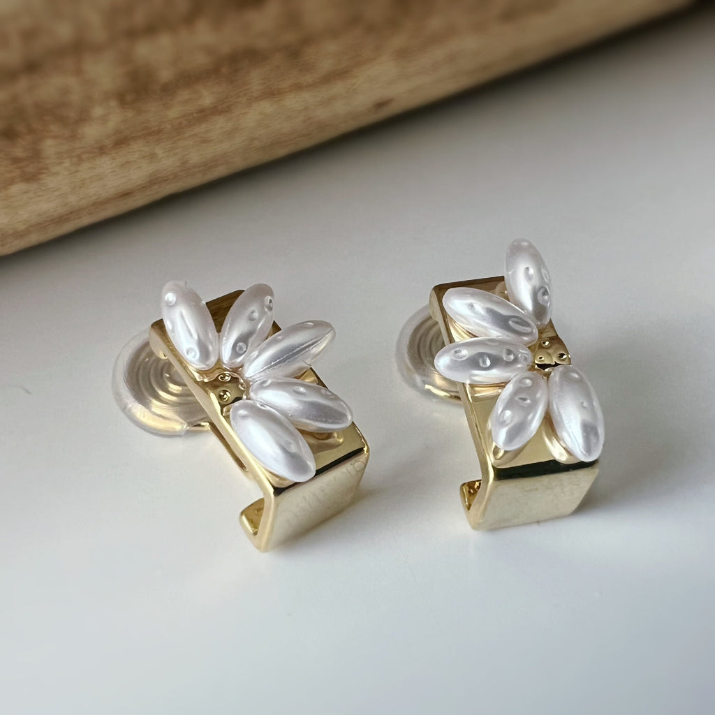 SANS DOULEUR ! Boucles d'oreilles CLIPS U spirale Rectangle or Fleur blanche. Clips d'oreilles confortable Boucles Délicates