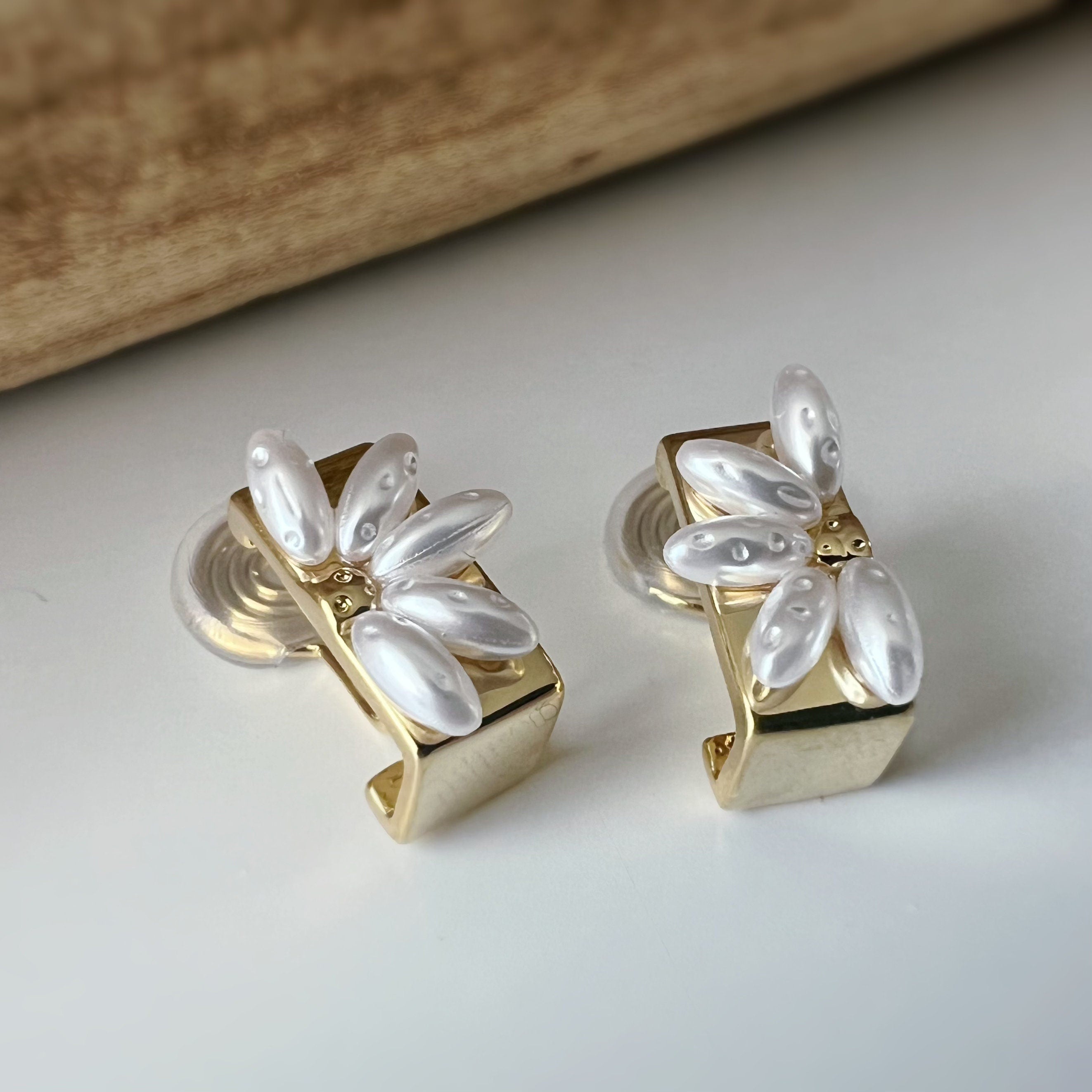 SANS DOULEUR ! Boucles d'oreilles CLIPS U spirale Rectangle or Fleur blanche. Clips d'oreilles confortable Boucles Délicates