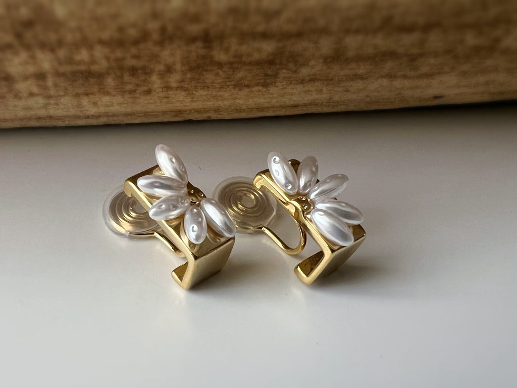 SANS DOULEUR ! Boucles d'oreilles CLIPS U spirale Rectangle or Fleur blanche. Clips d'oreilles confortable Boucles Délicates