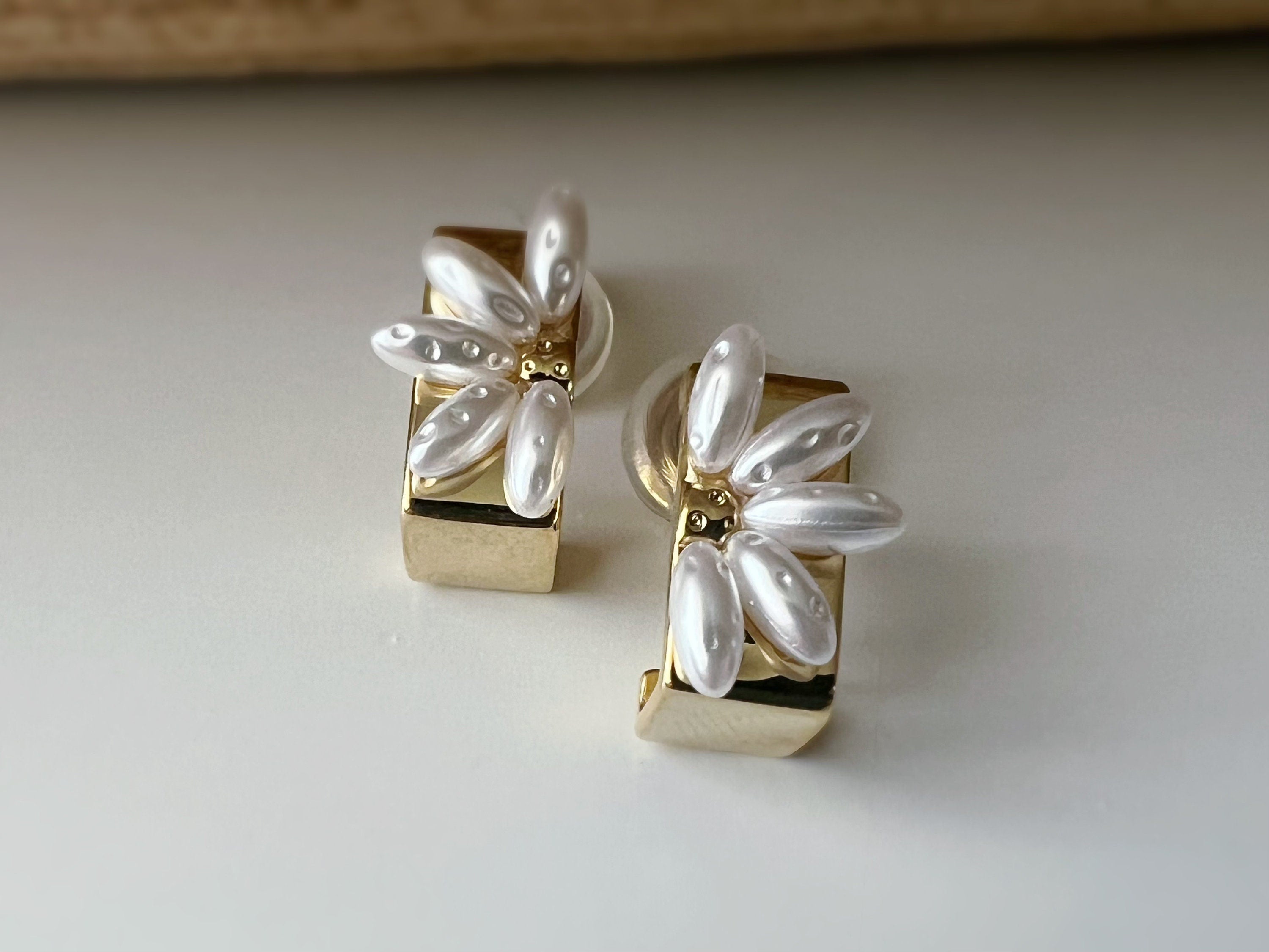 SANS DOULEUR ! Boucles d'oreilles CLIPS U spirale Rectangle or Fleur blanche. Clips d'oreilles confortable Boucles Délicates
